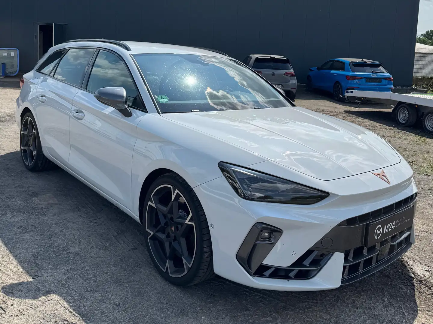 CUPRA Leon 2.0 TSI 245 kW 4Drive VZ Weiß - 2