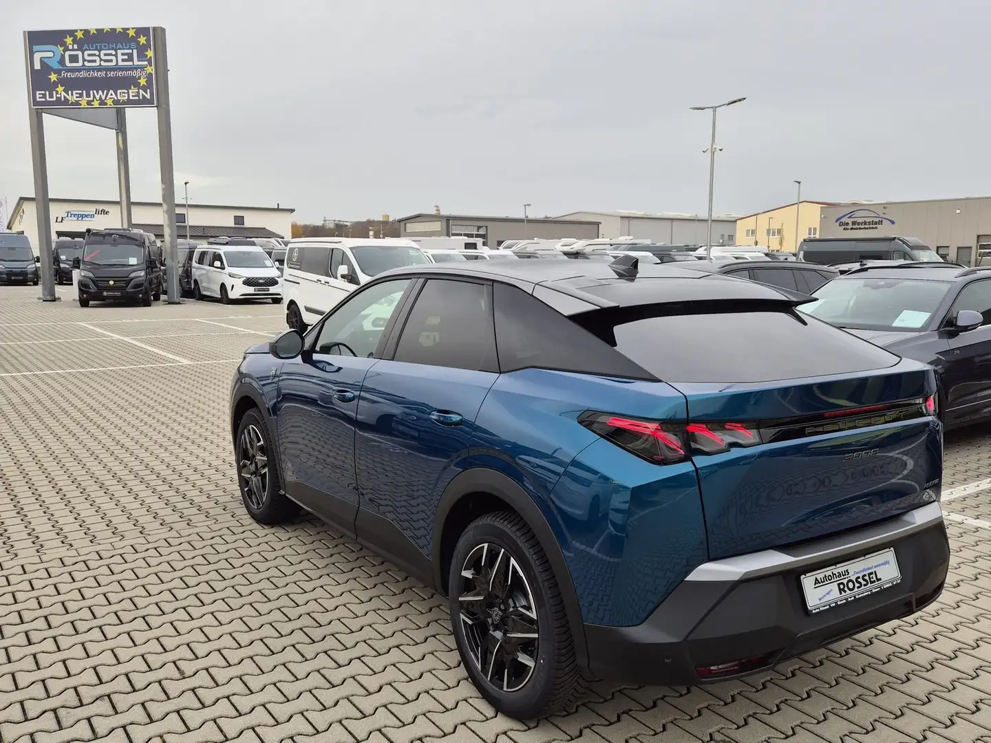 Peugeot 3008 1,2 PureTech GT Automatik Navi 19"Alu AHK Blau - 2