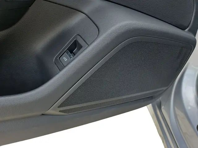 Audi A6 view 11