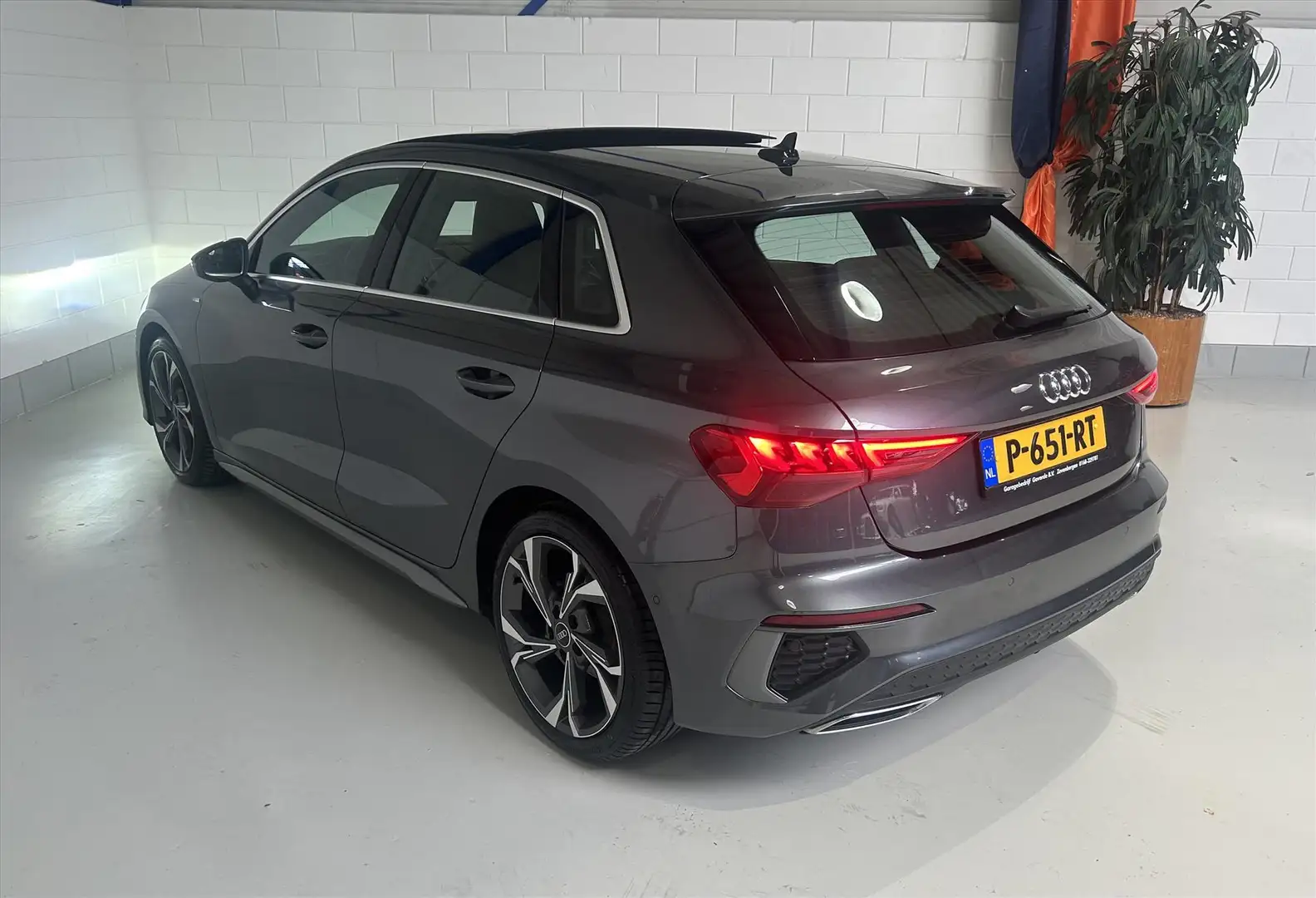 Audi A3 Sportback 35 TFSI 150pk S-tronic 3x S-Line, Pano, Grijs - 2