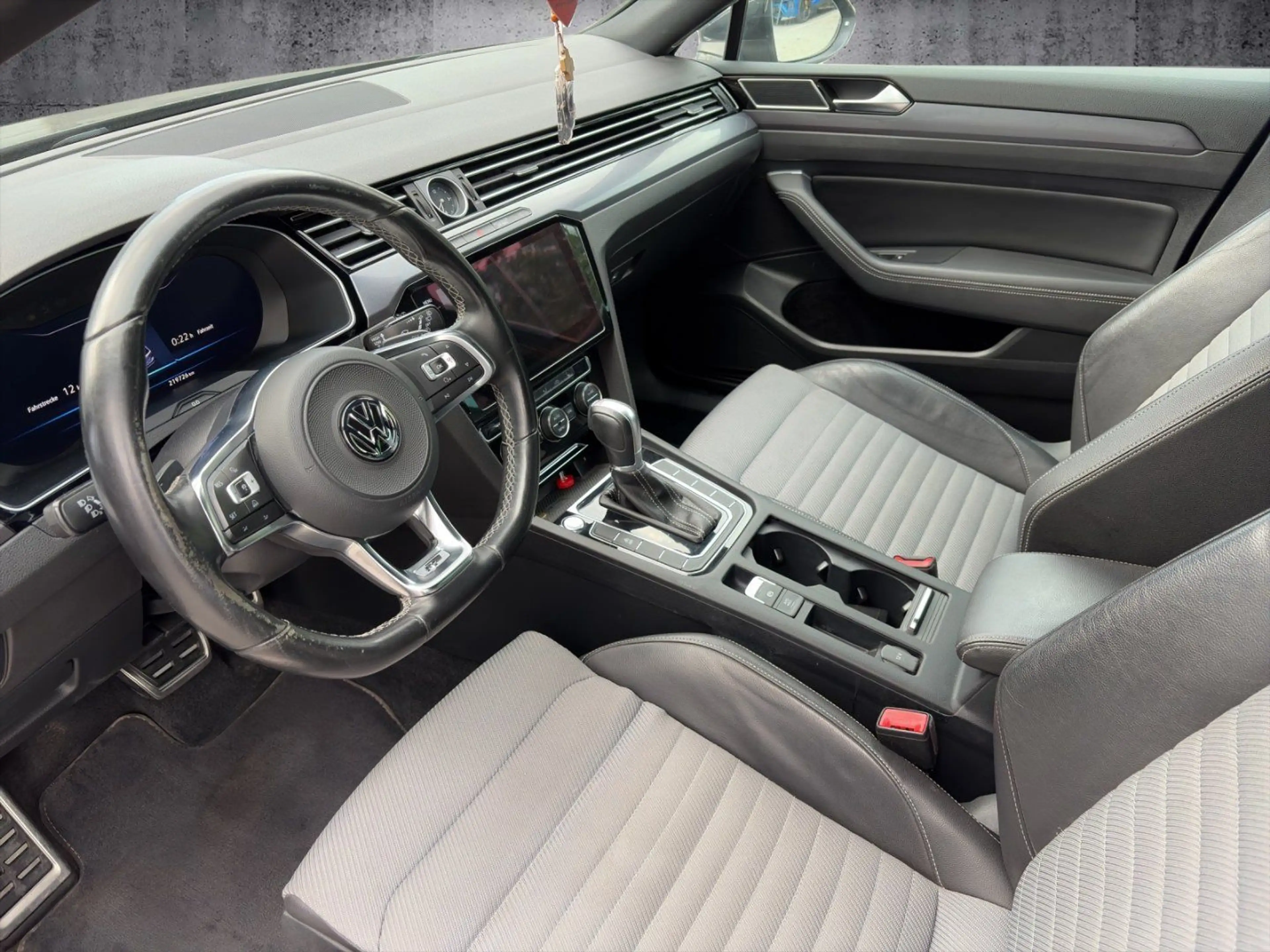 Volkswagen Passat Variant R-line — photo 9