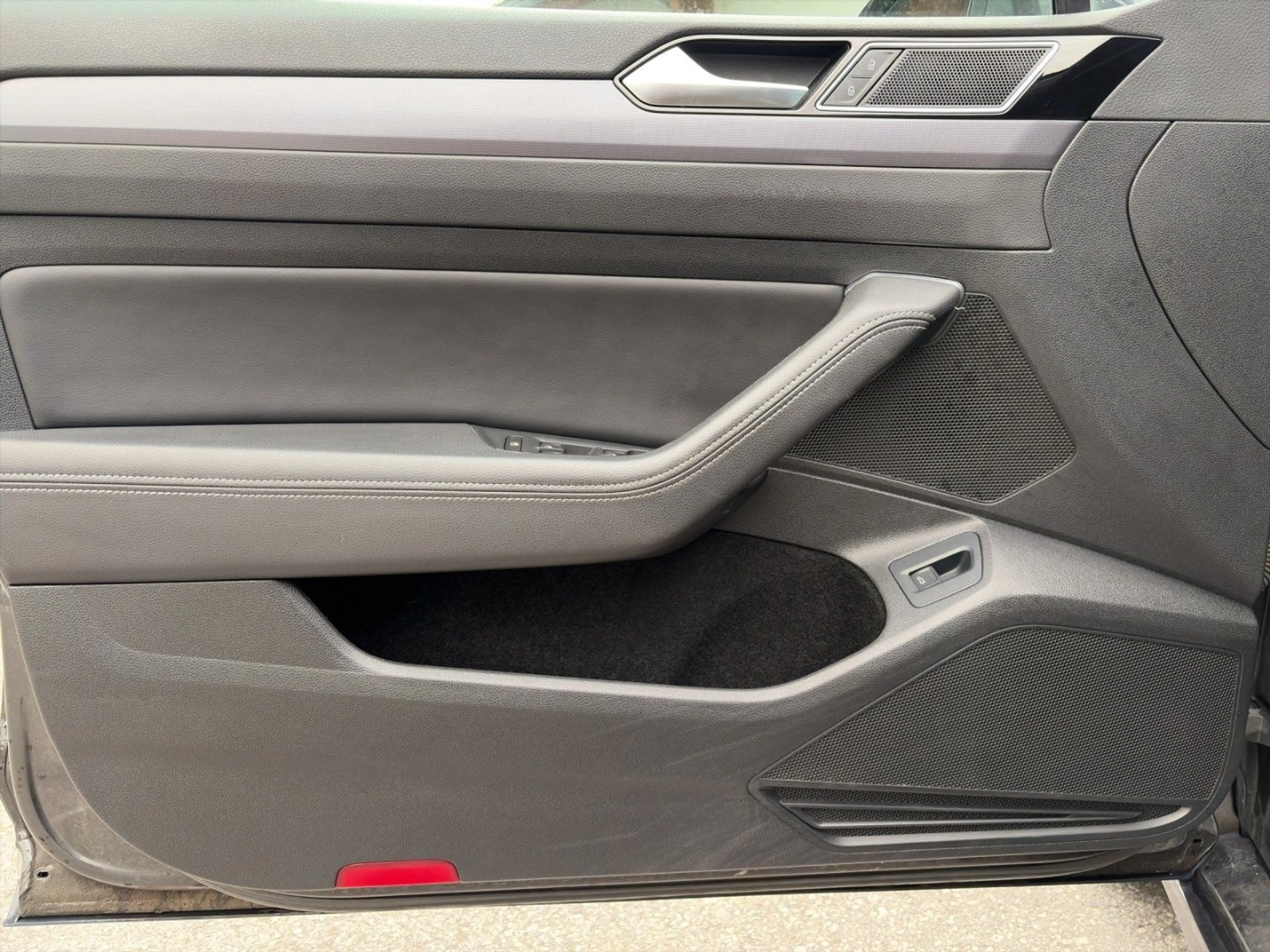 Volkswagen Passat Variant R-line — photo 15