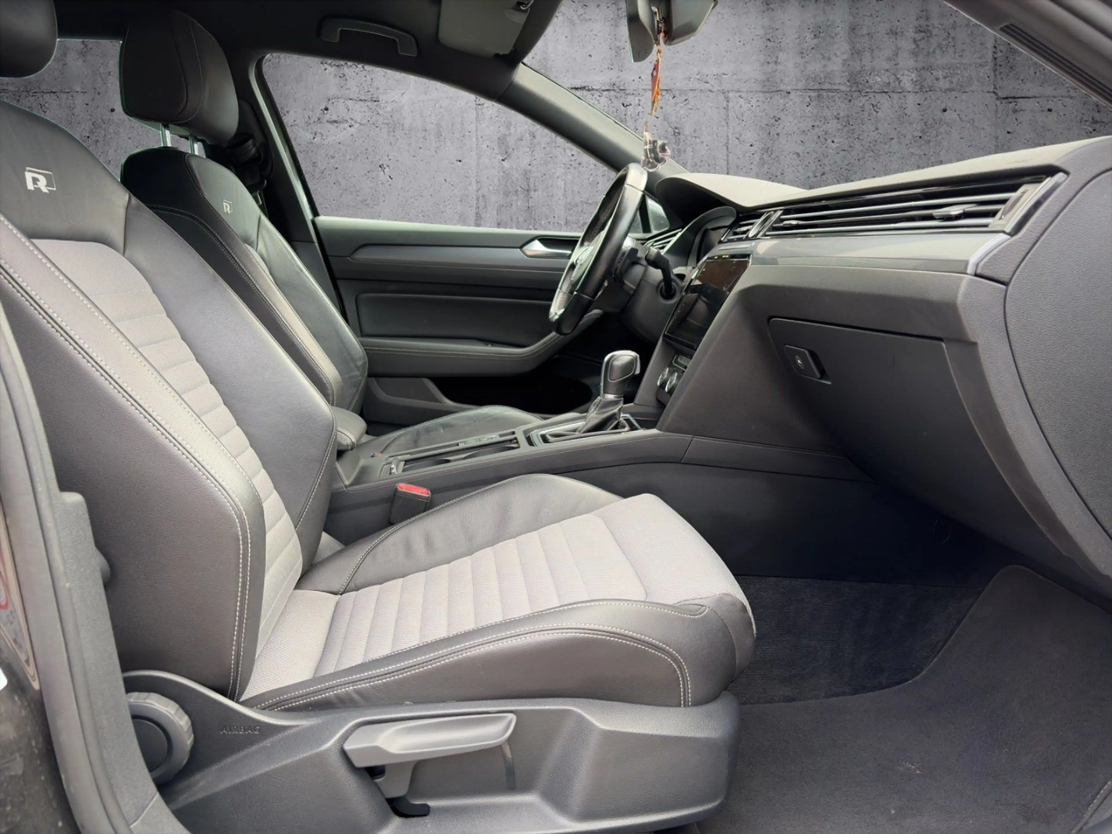 Volkswagen Passat Variant R-line — photo 12