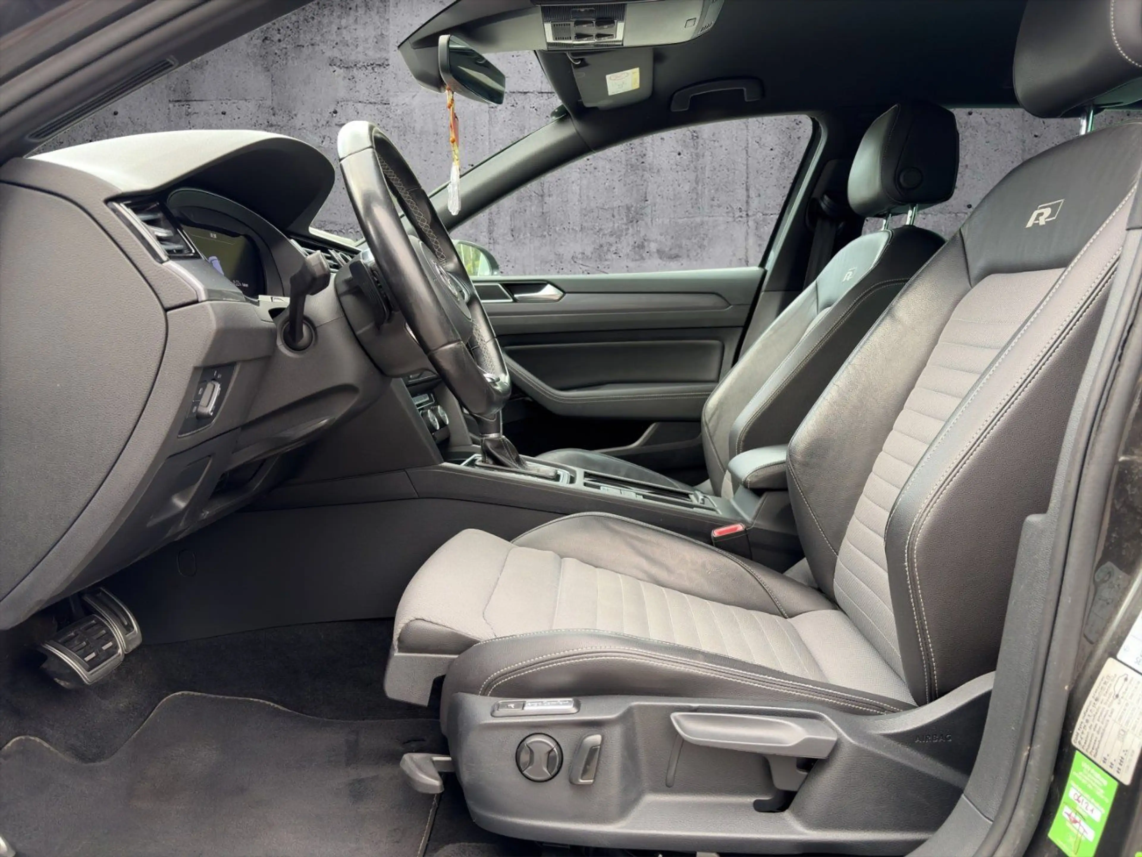 Volkswagen Passat Variant R-line — photo 8