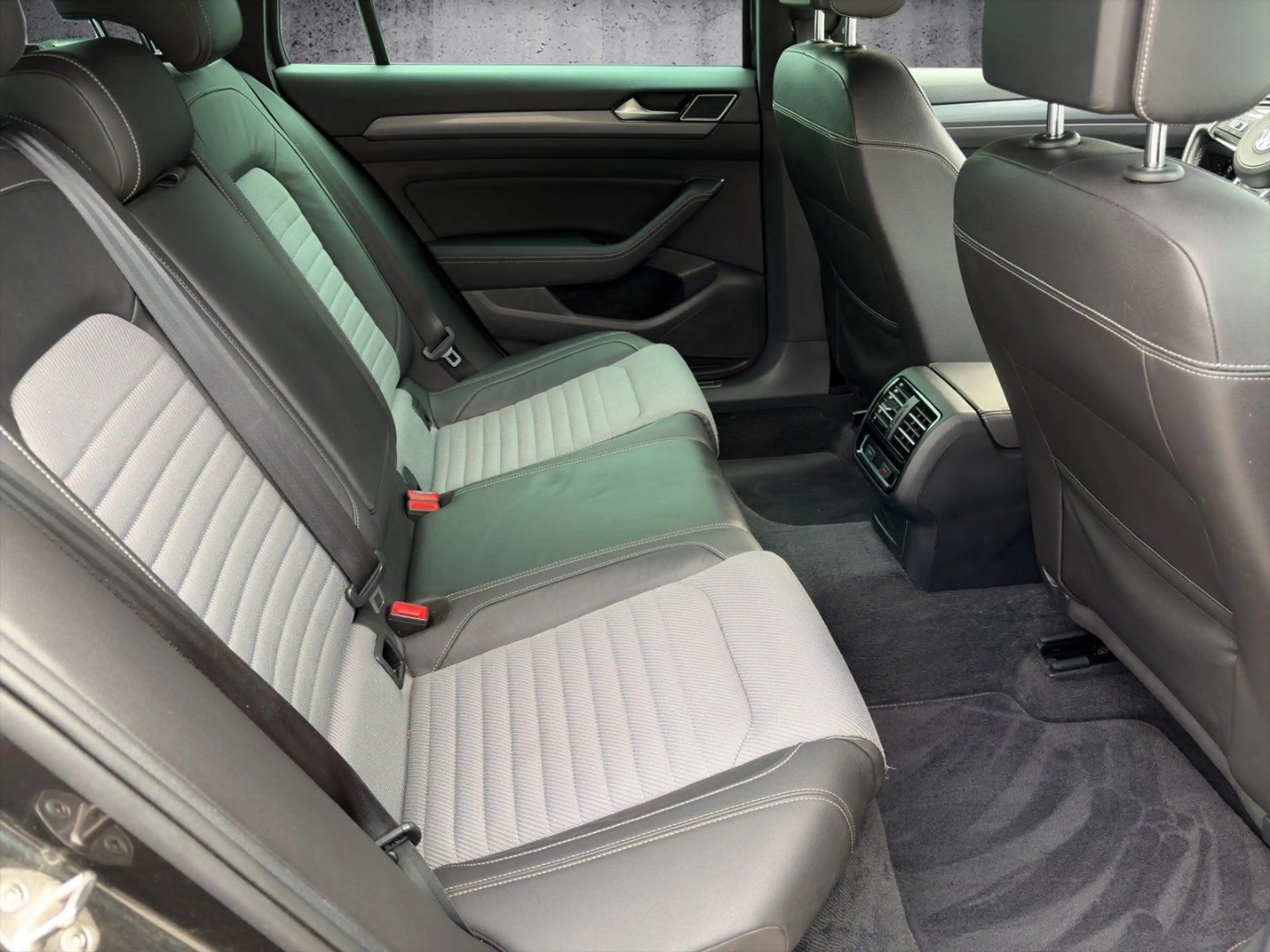 Volkswagen Passat Variant R-line — photo 11