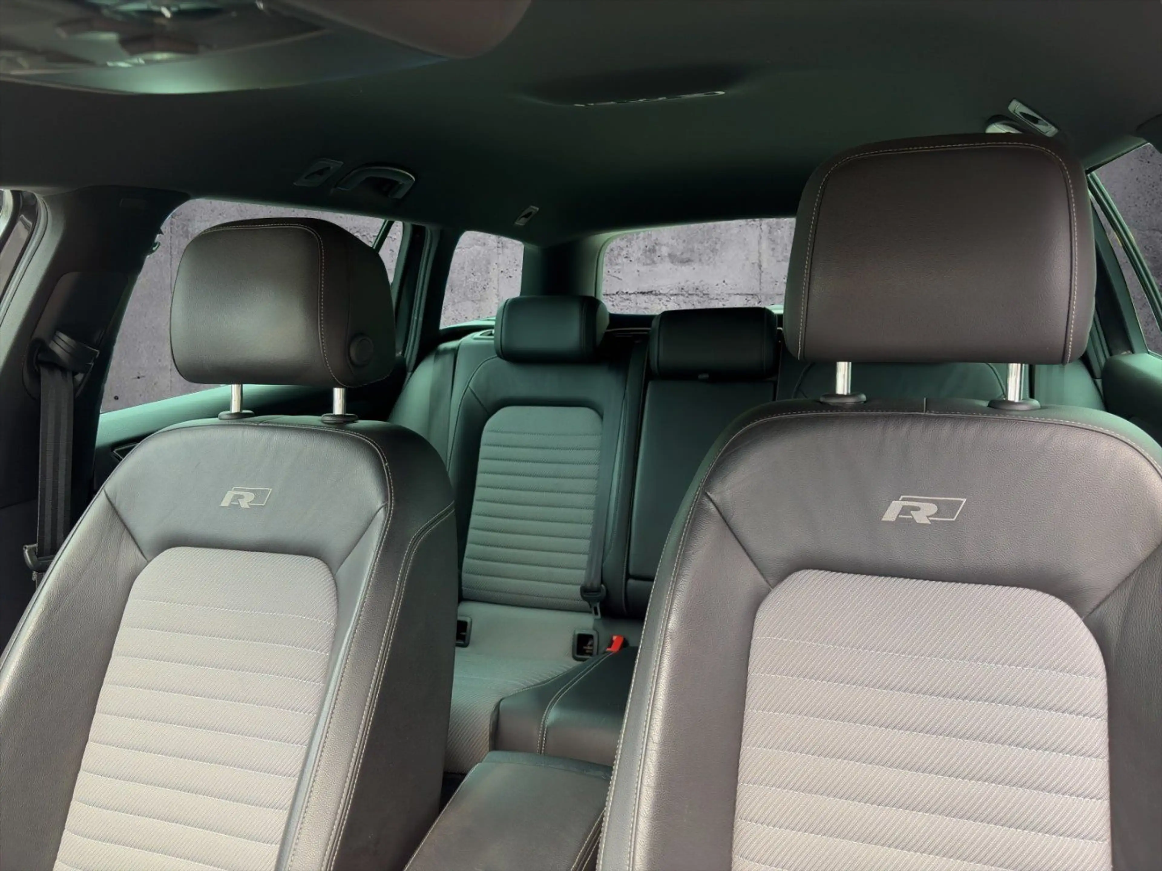 Volkswagen Passat Variant R-line — photo 14