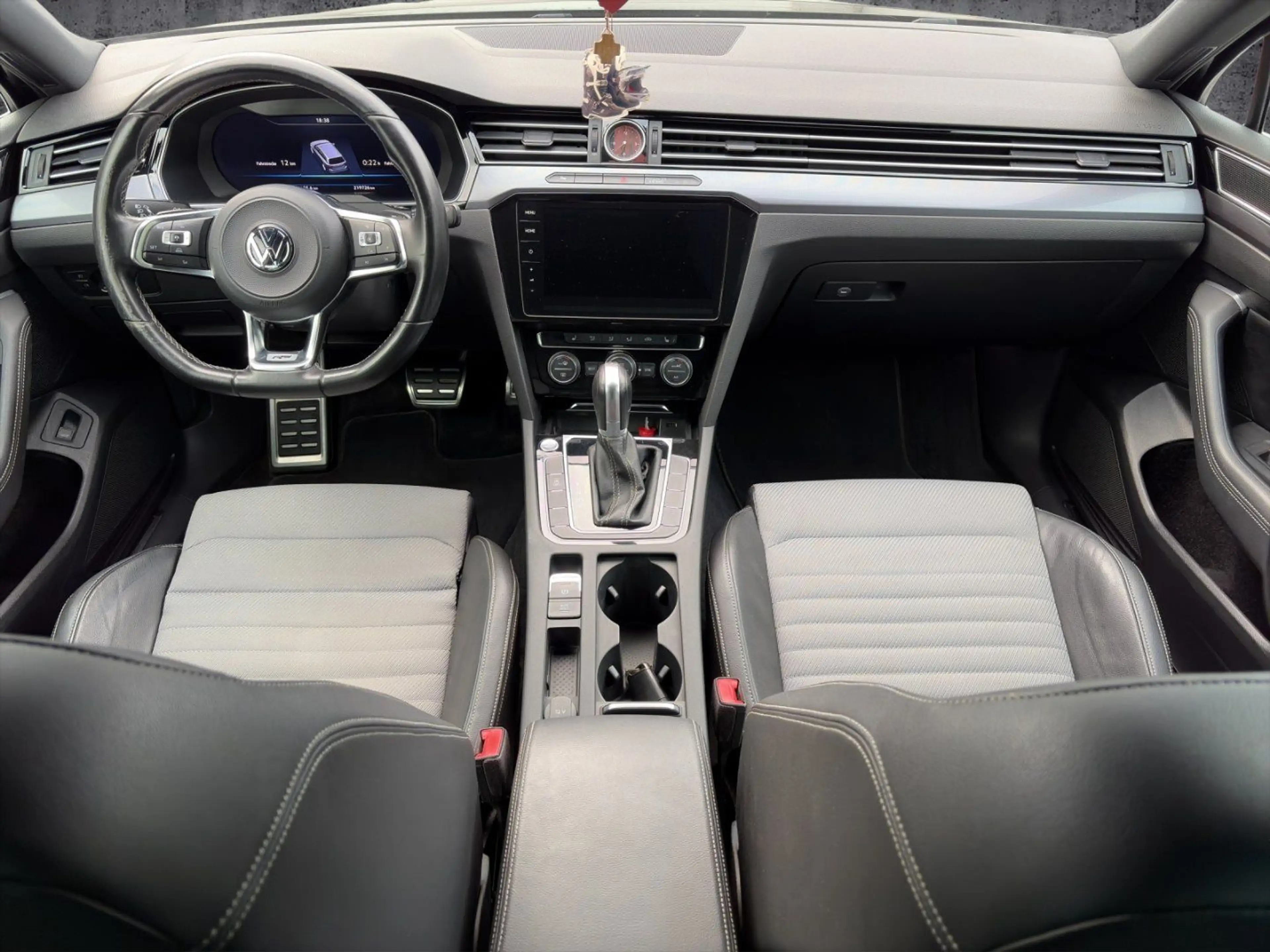 Volkswagen Passat Variant R-line — photo 7