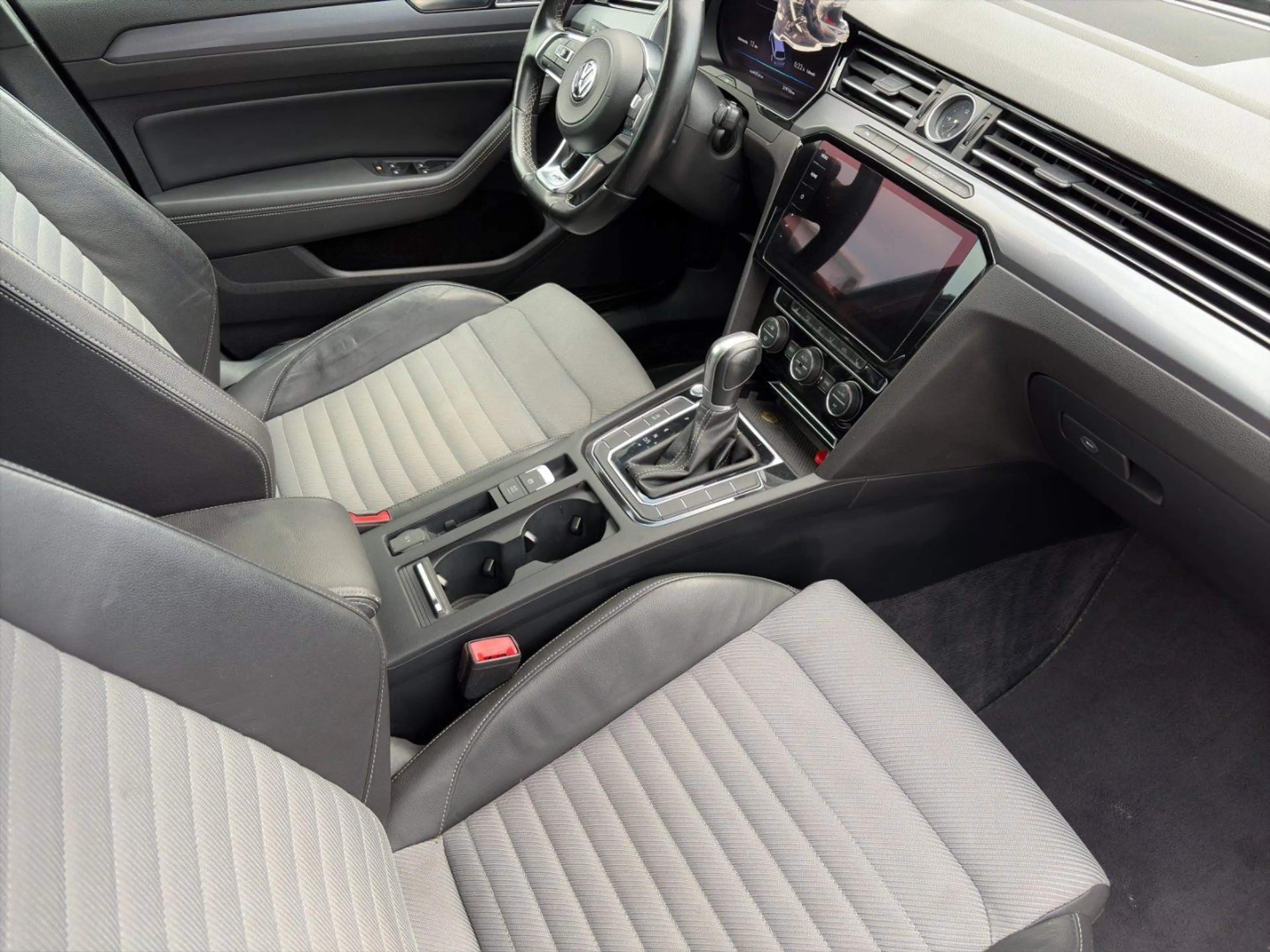 Volkswagen Passat Variant R-line — photo 10