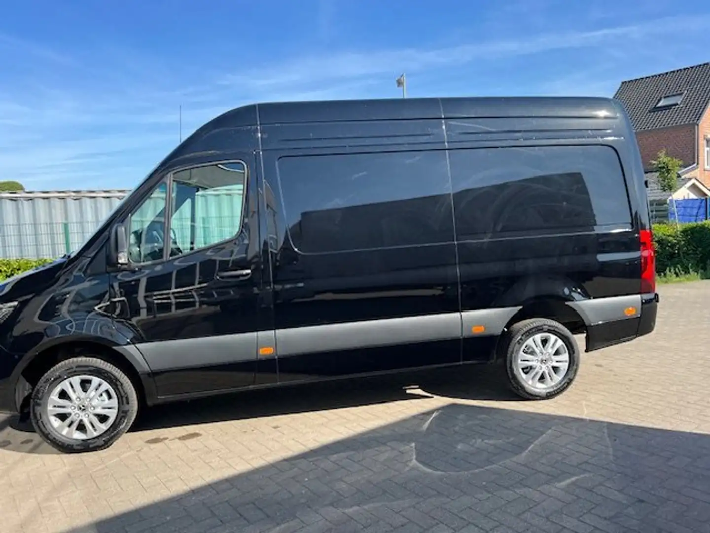 Mercedes-Benz Sprinter 317 L2H2 automaat 3.5 trekhaak € 51900 ex btw Zwart - 1