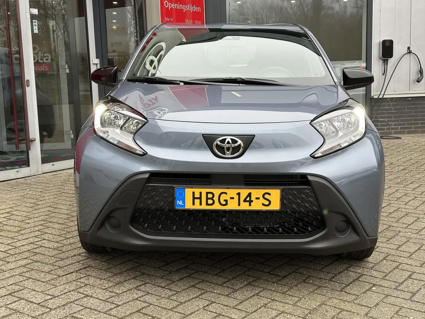 Toyota Aygo X PLAY AIRCO APPLE/ ANDROID AUTO PARKEERCAMERA ADAPT Grijs - 2