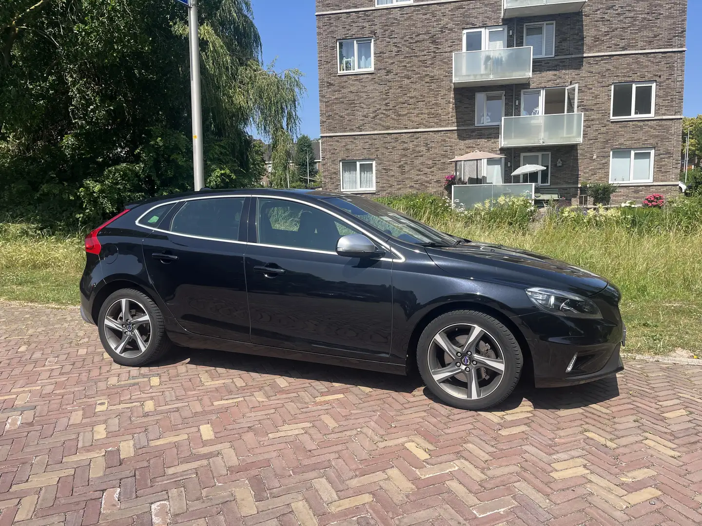 Volvo V40 1.6 T3 R-Design Zwart - 2