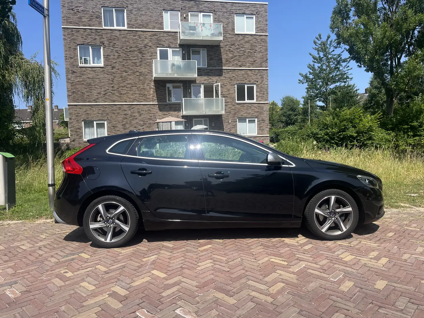 Volvo V40 1.6 T3 R-Design Zwart - 1
