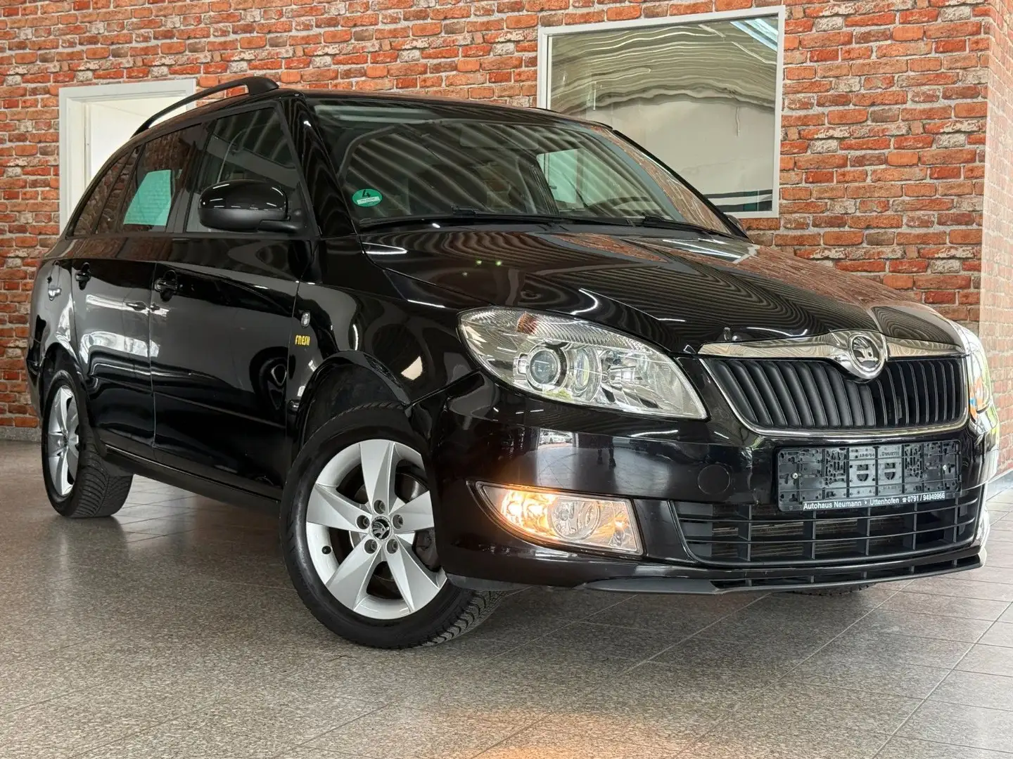 Skoda Fabia Combi Fresh-1.2-Klimaaut.-SHZ-PDC-AHK-Temp Schwarz - 1