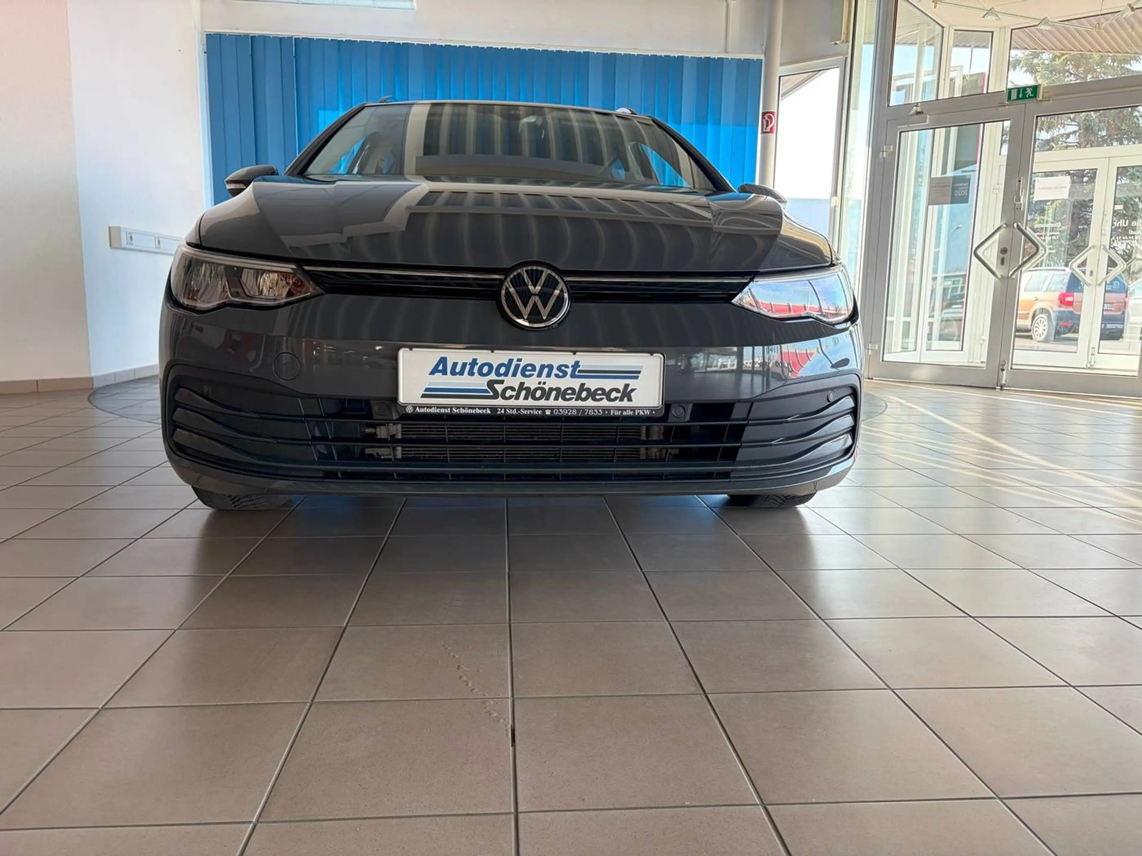 Volkswagen Golf Variant Life — photo 2