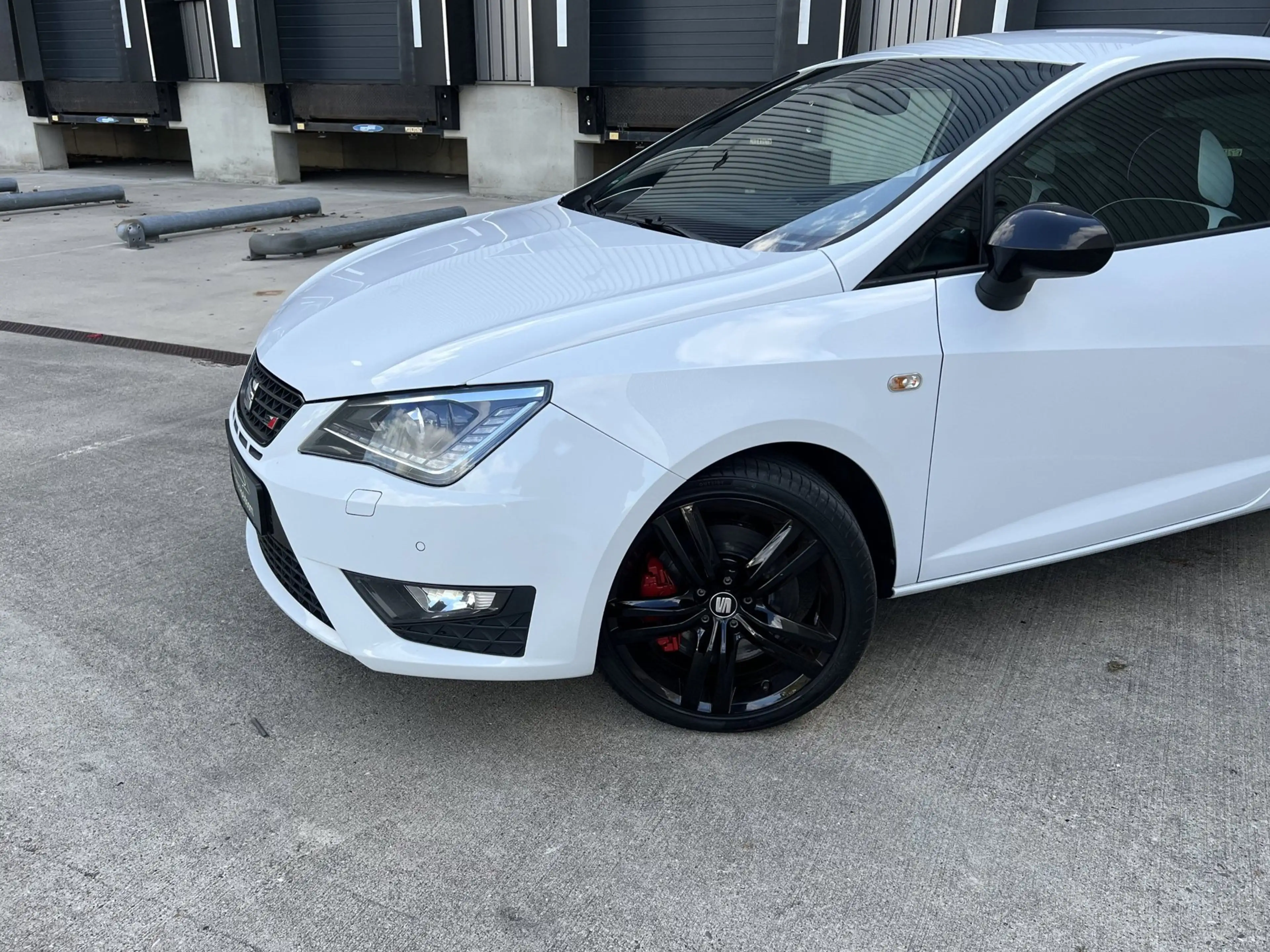 SEAT Ibiza SC 1.8 TSI Cupra, DCC, Xenon, Navi — photo 2