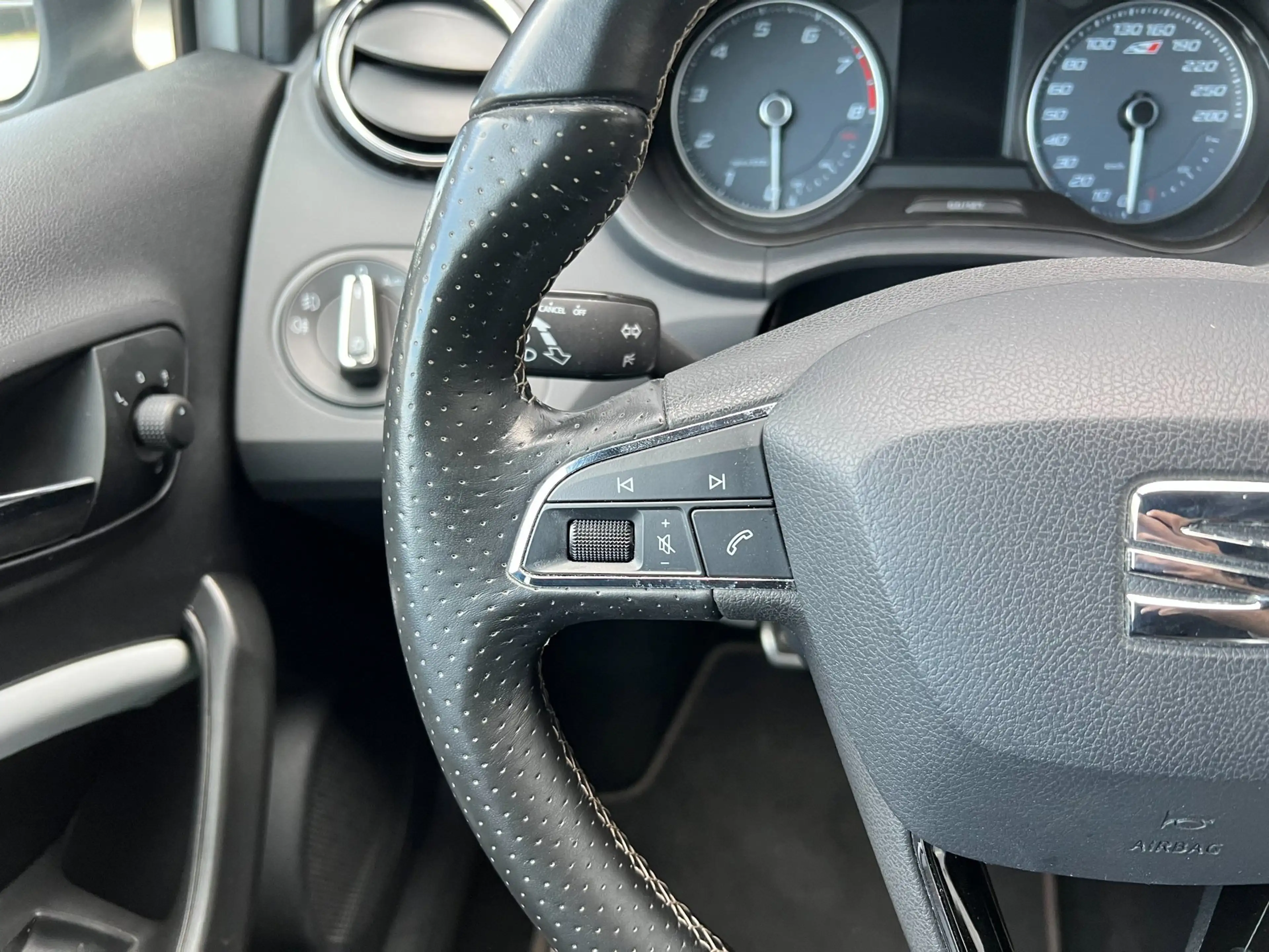 SEAT Ibiza SC 1.8 TSI Cupra, DCC, Xenon, Navi — photo 13