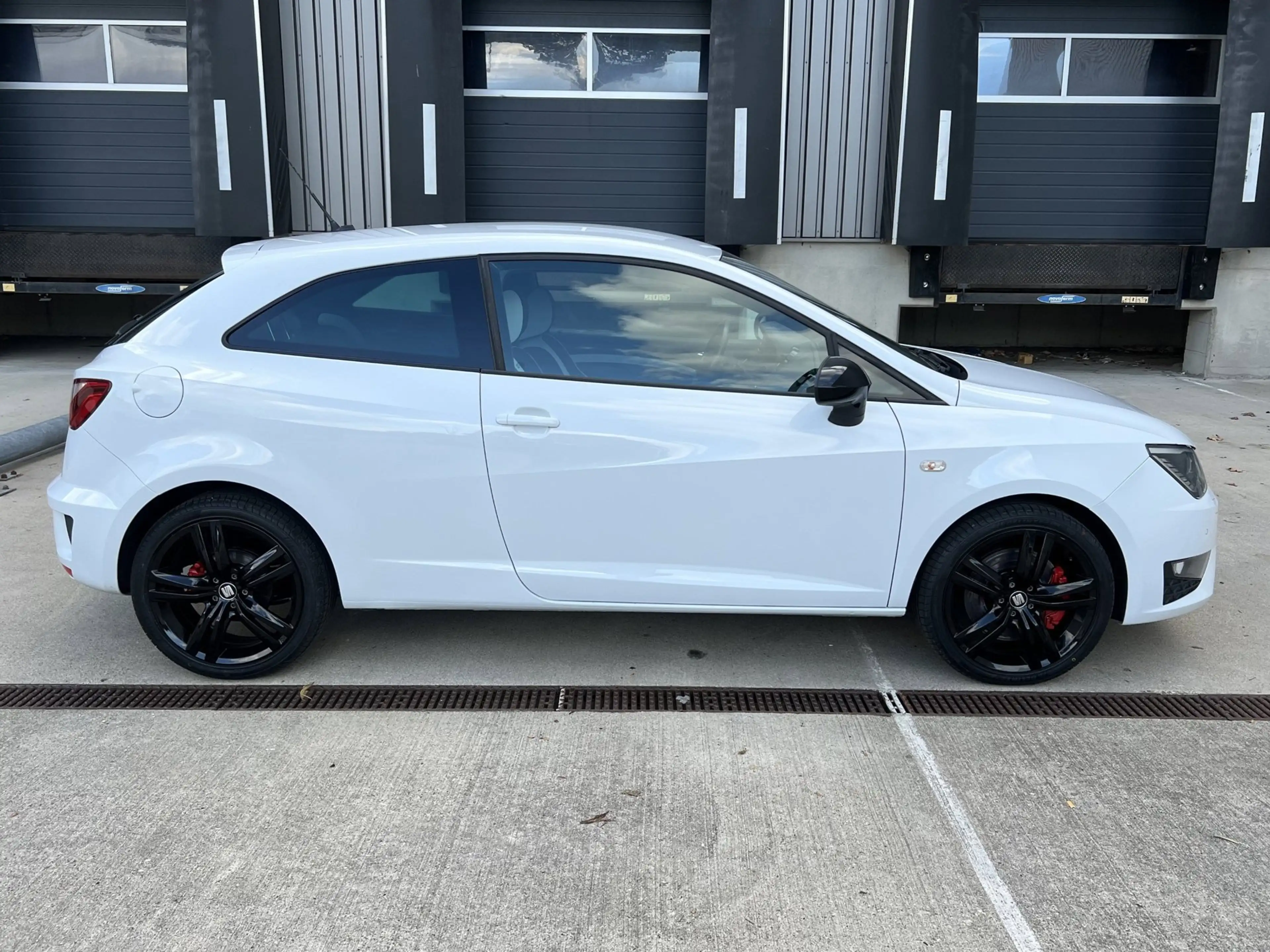 SEAT Ibiza SC 1.8 TSI Cupra, DCC, Xenon, Navi — photo 5