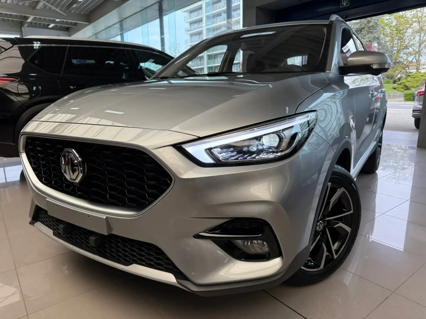MG ZS 1.5i LUXURY+GPS/LEDER/360 CAM/LED/VERW.ZET-NIEUW! Zilver - 2