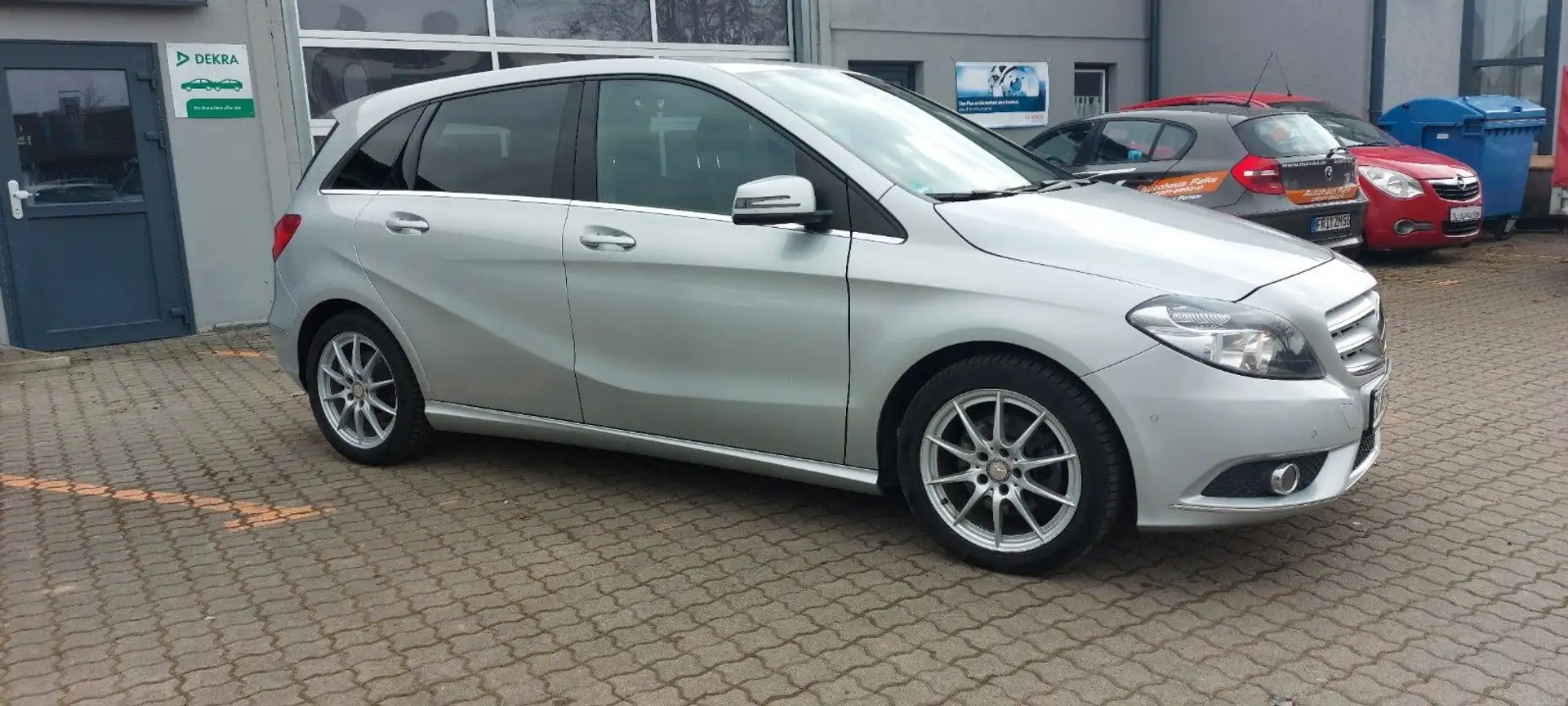 Mercedes-Benz B 220 B -Klasse B 220 4Matic Silber - 1