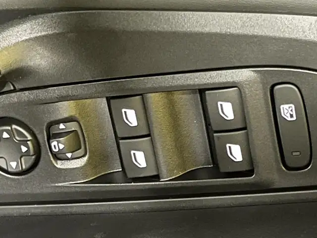 Peugeot 2008 view 17
