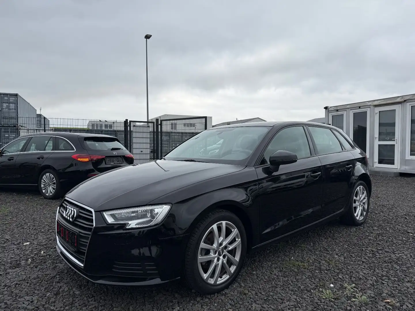 Audi A3 Sportback basis 2-Zonen-AC*PANO*PDCh*SHZ Schwarz - 1