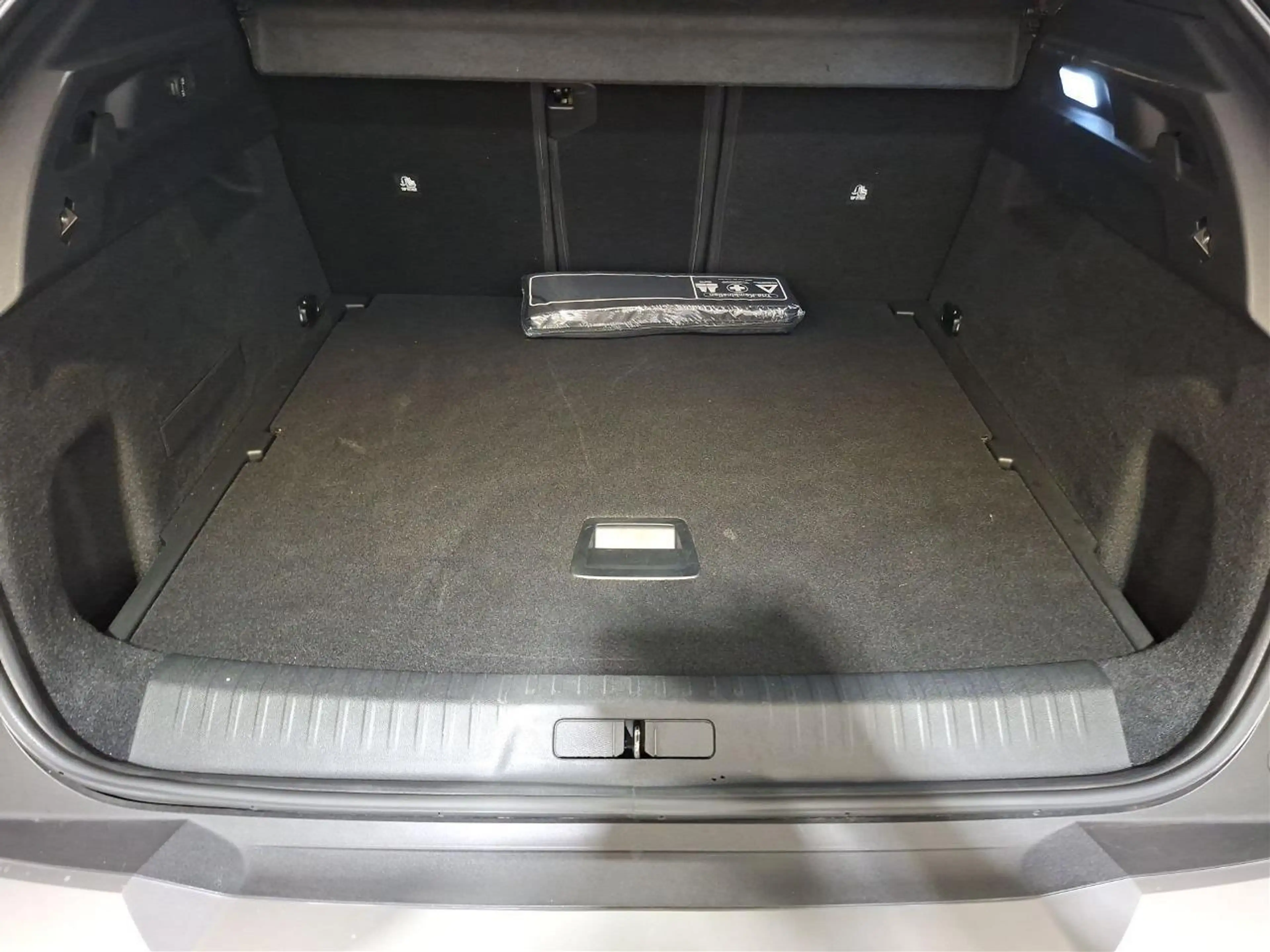 Peugeot 3008 Hybrid 145 e-DSC6*Allure*Kamera*Shz*TLeder* — photo 7