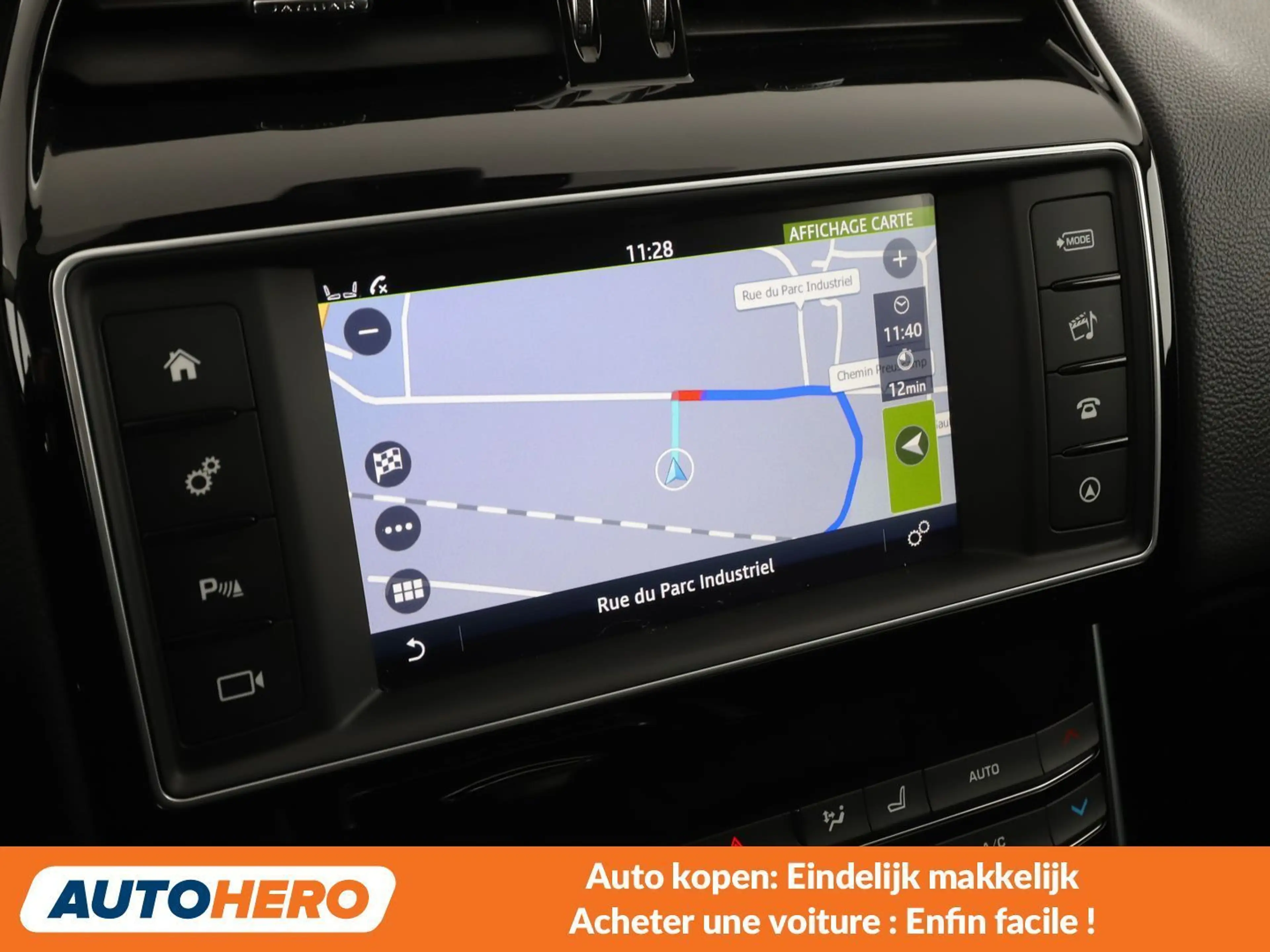 Jaguar XE 20d Prestige — photo 8