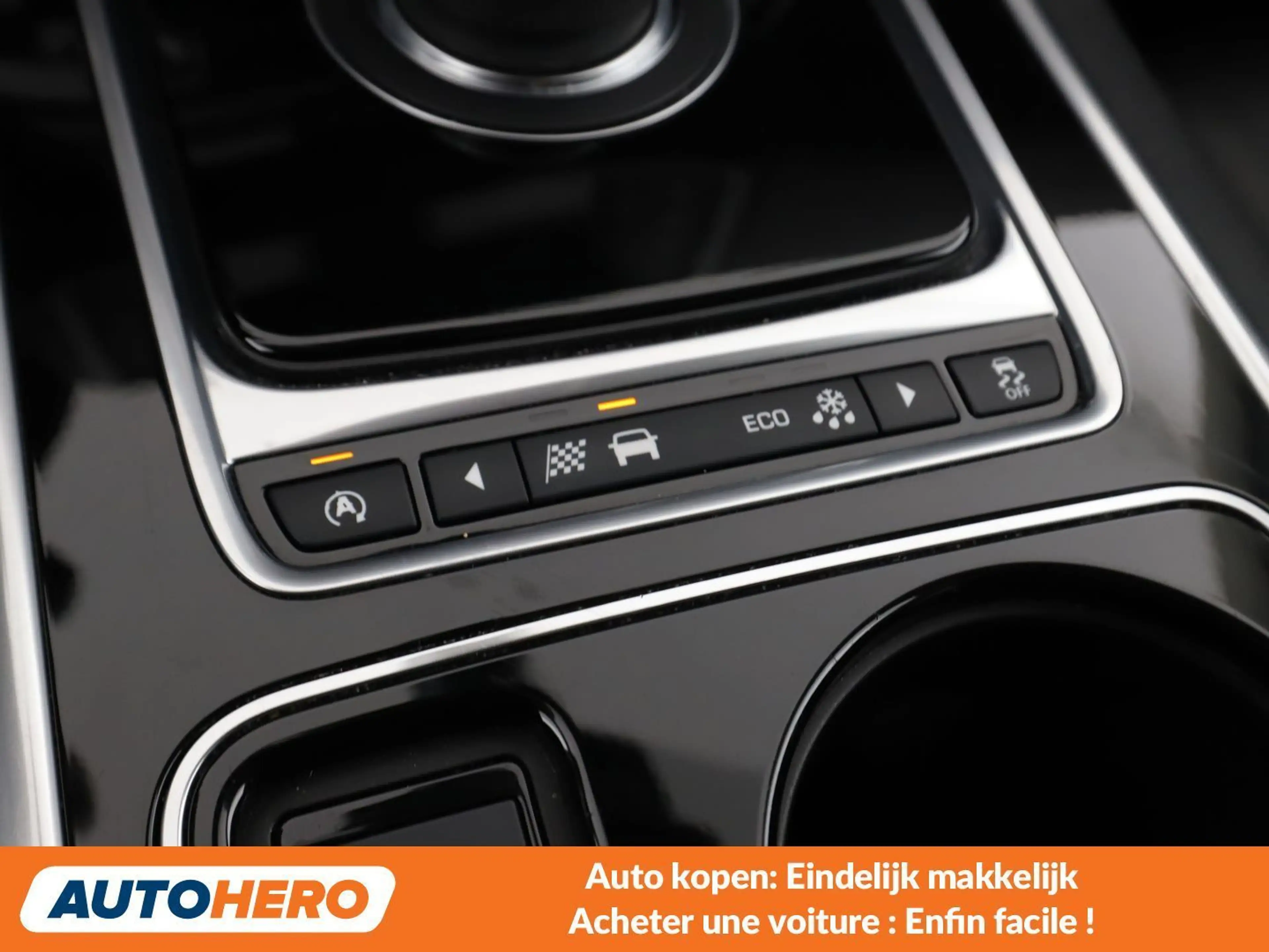 Jaguar XE 20d Prestige — photo 15