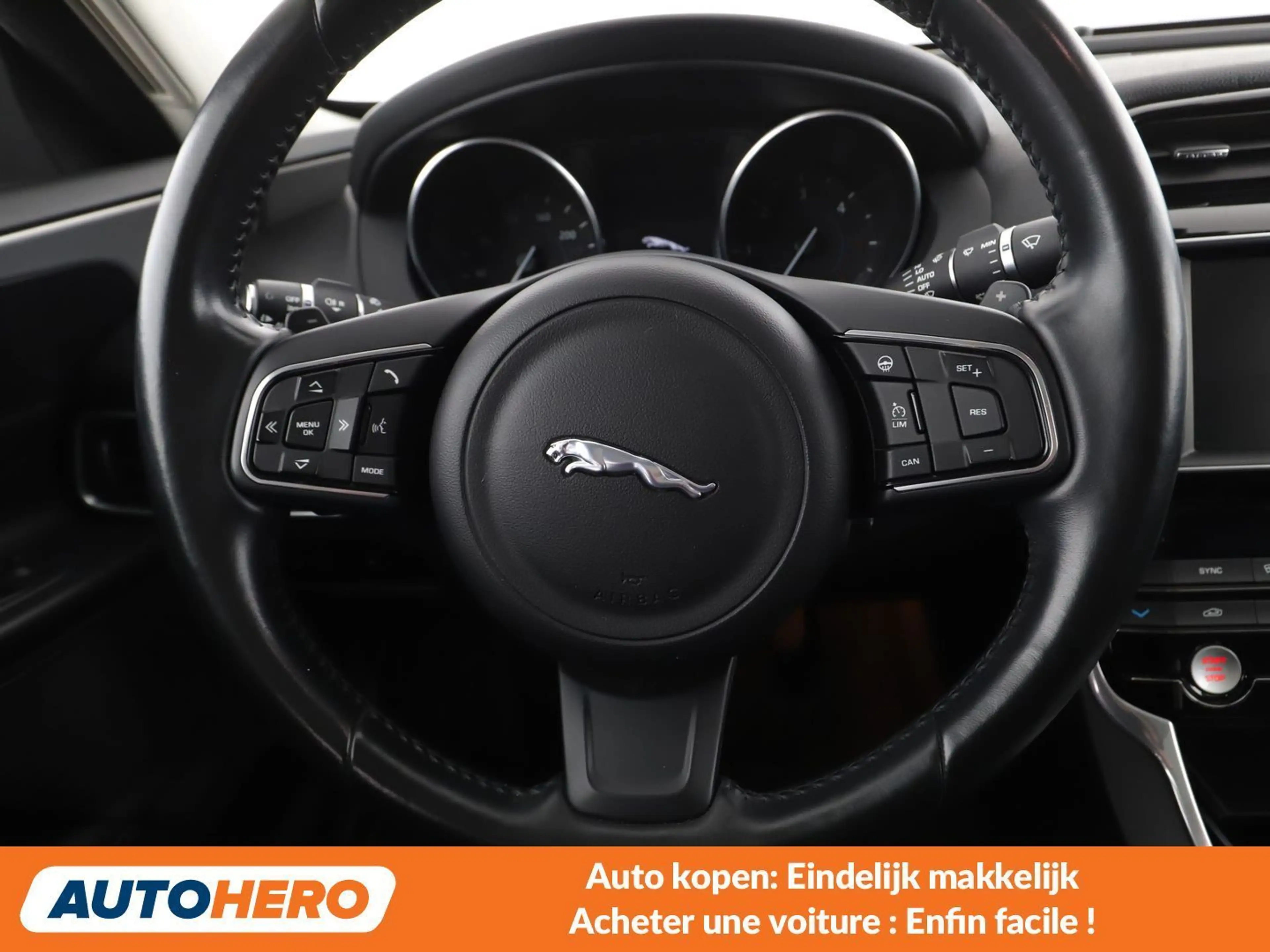 Jaguar XE 20d Prestige — photo 5