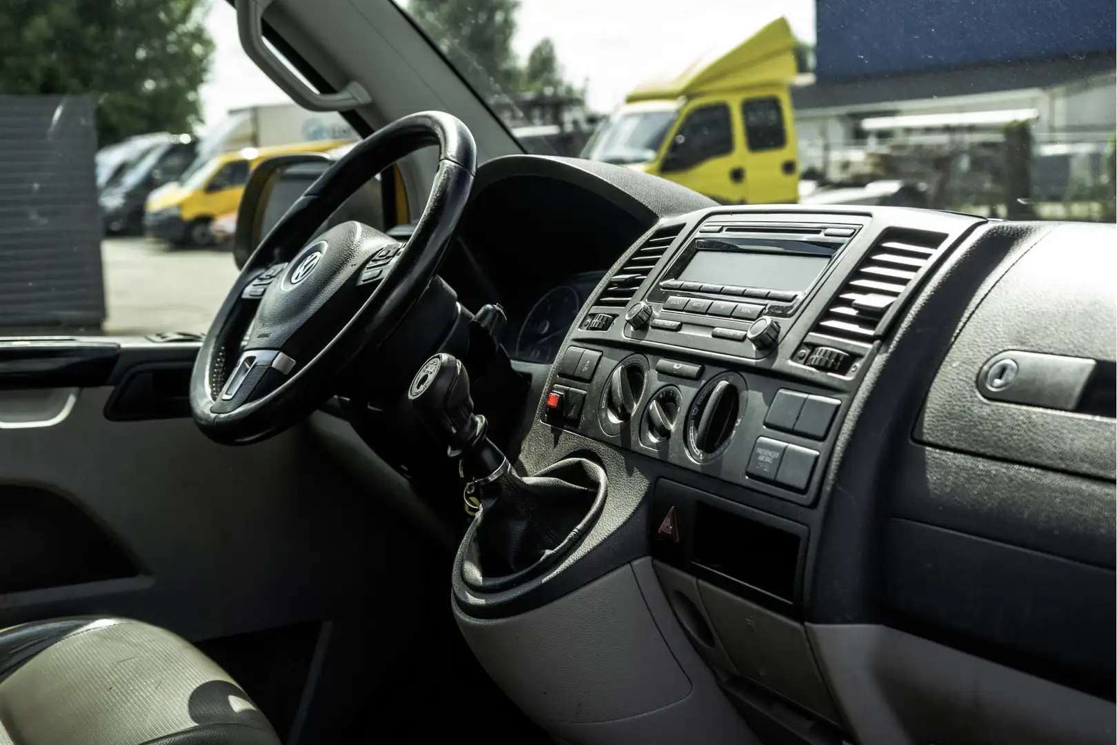 Volkswagen T5 Transporter TDI | L2H1 | Cruise | PDC | MOTOR DEFECT Geel - 2