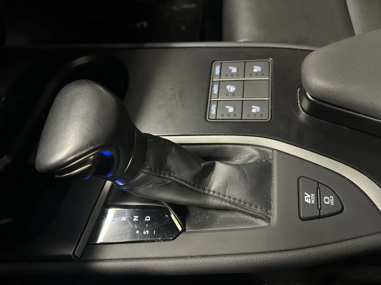 Lexus UX снимка Lexus UX