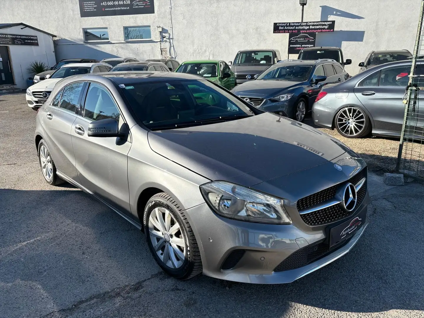 Mercedes-Benz A 180 Automatik 122PS Pick.9/26 ParkAssist Navi Xenon Grau - 1