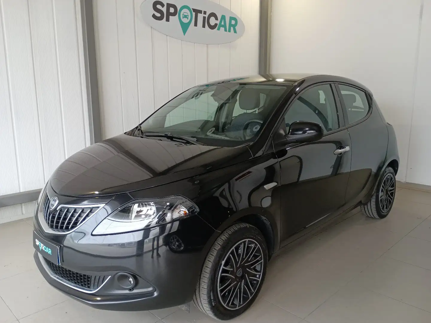 Lancia Ypsilon 1.0 FireFly 5 porte S&S Hybrid Platino Nero - 1