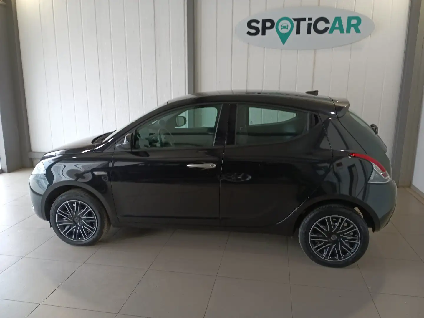 Lancia Ypsilon 1.0 FireFly 5 porte S&S Hybrid Platino Nero - 2