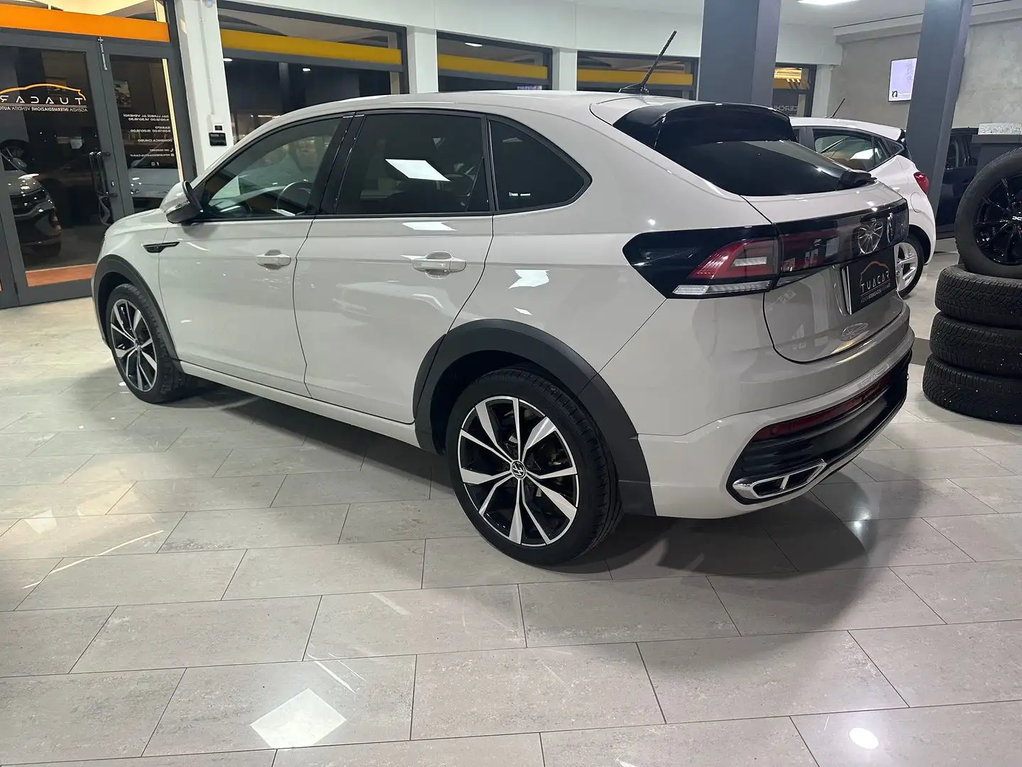 Volkswagen Taigo R Line 1.5 TSI Beige - 2