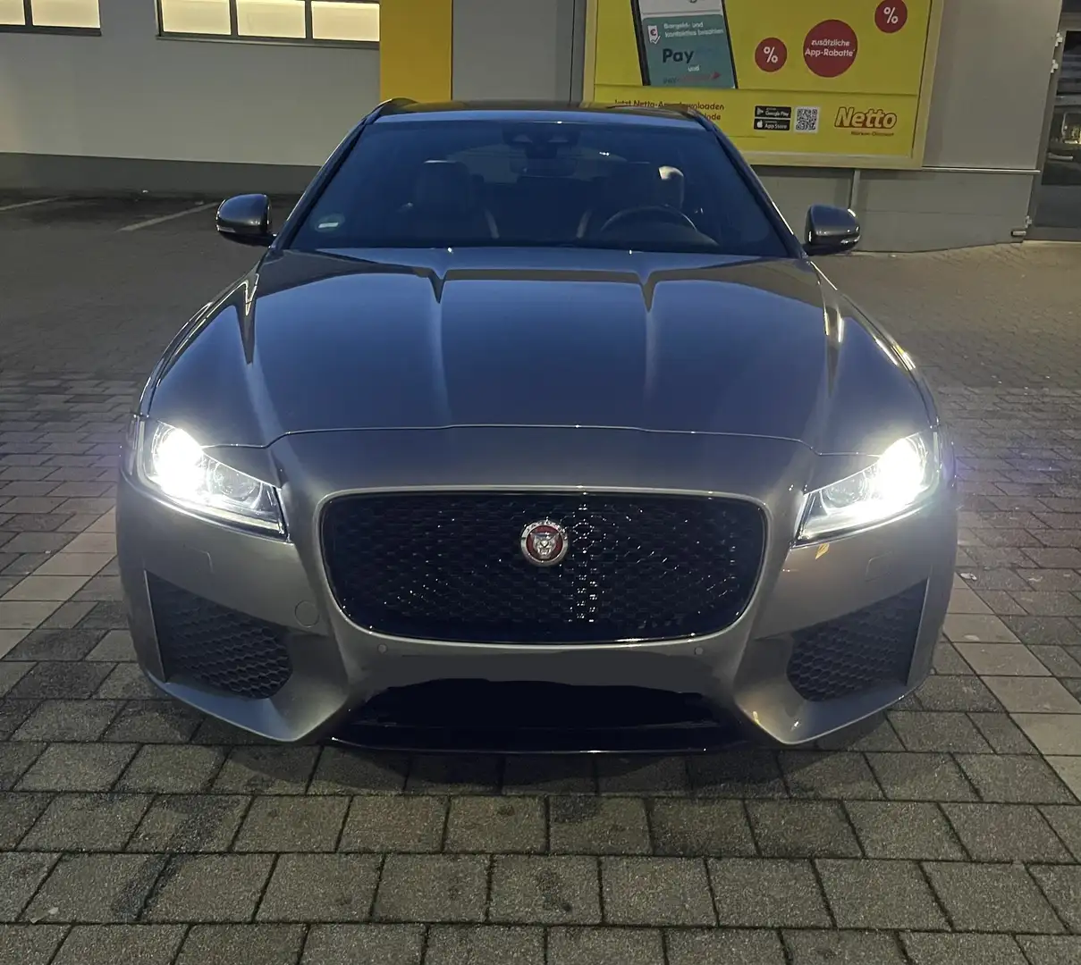 Jaguar XF 20d AWD Sportbrake Aut. Chequered Flag Grau - 1