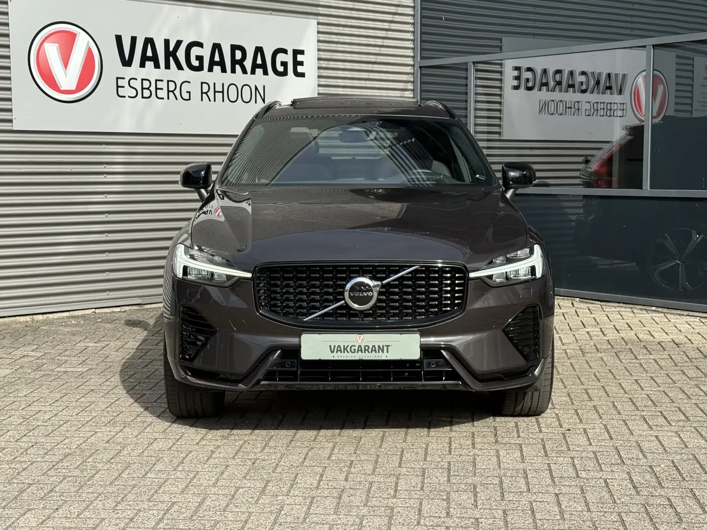 Volvo XC60 2.0 T6 Plug-in hybrid AWD Plus Dark R-Design LONG Grijs - 2