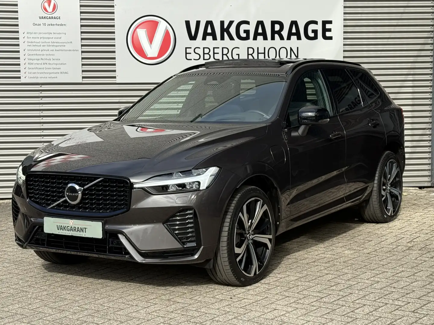 Volvo XC60 2.0 T6 Plug-in hybrid AWD Plus Dark R-Design LONG Grijs - 1