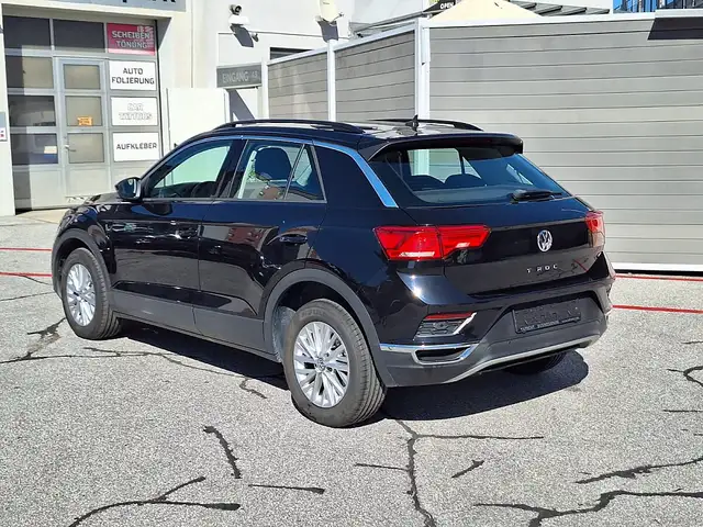 Volkswagen T-Roc view 10