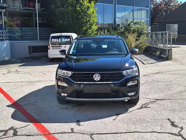 Volkswagen T-Roc view 3