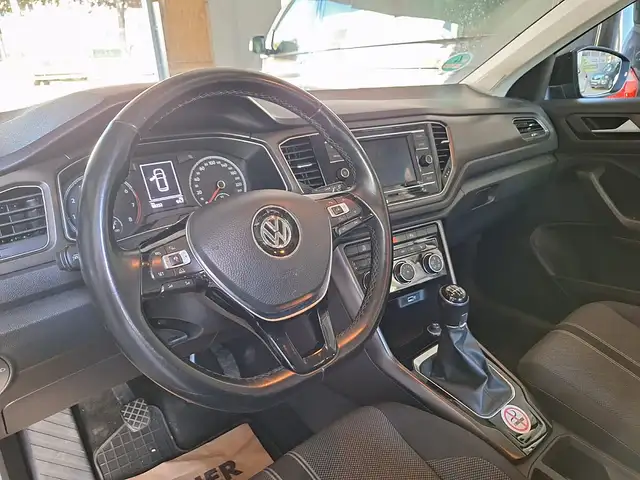 Volkswagen T-Roc view 12