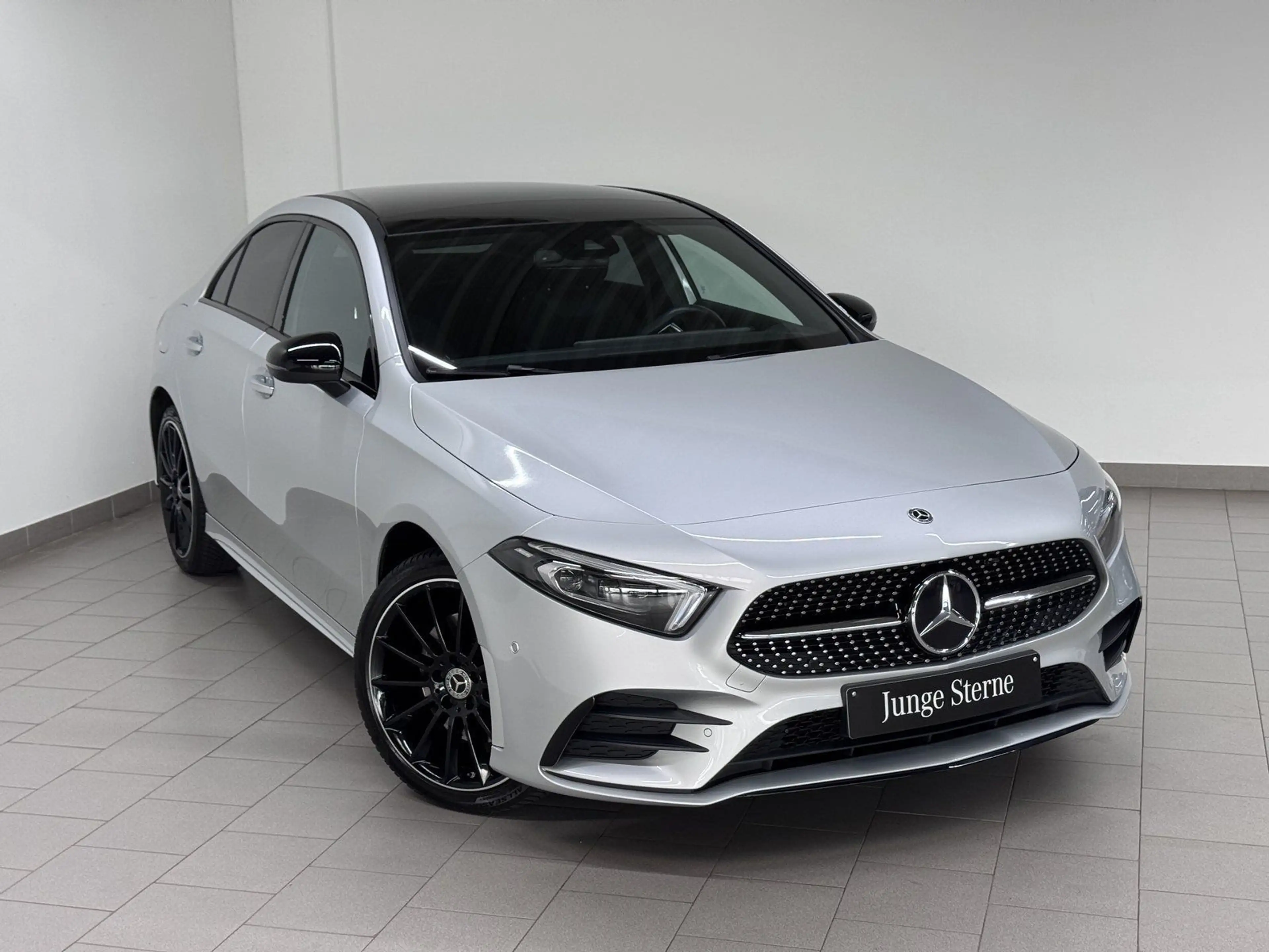 Mercedes-Benz A 250 e LIM AMG+NIGHT+PANO+AHK+KEY+MULTI-LED+KAM — photo 2
