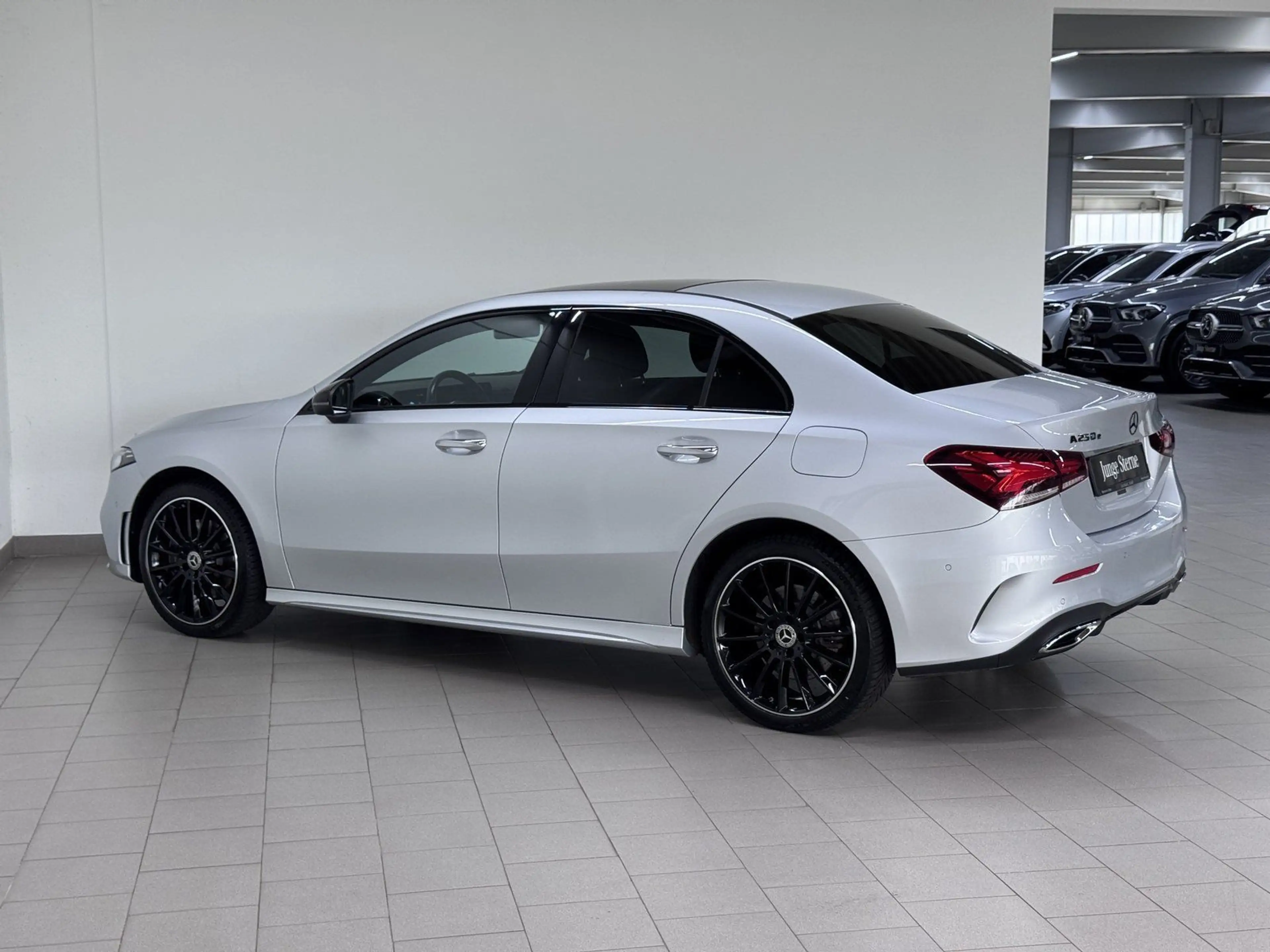 Mercedes-Benz A 250 e LIM AMG+NIGHT+PANO+AHK+KEY+MULTI-LED+KAM — photo 3