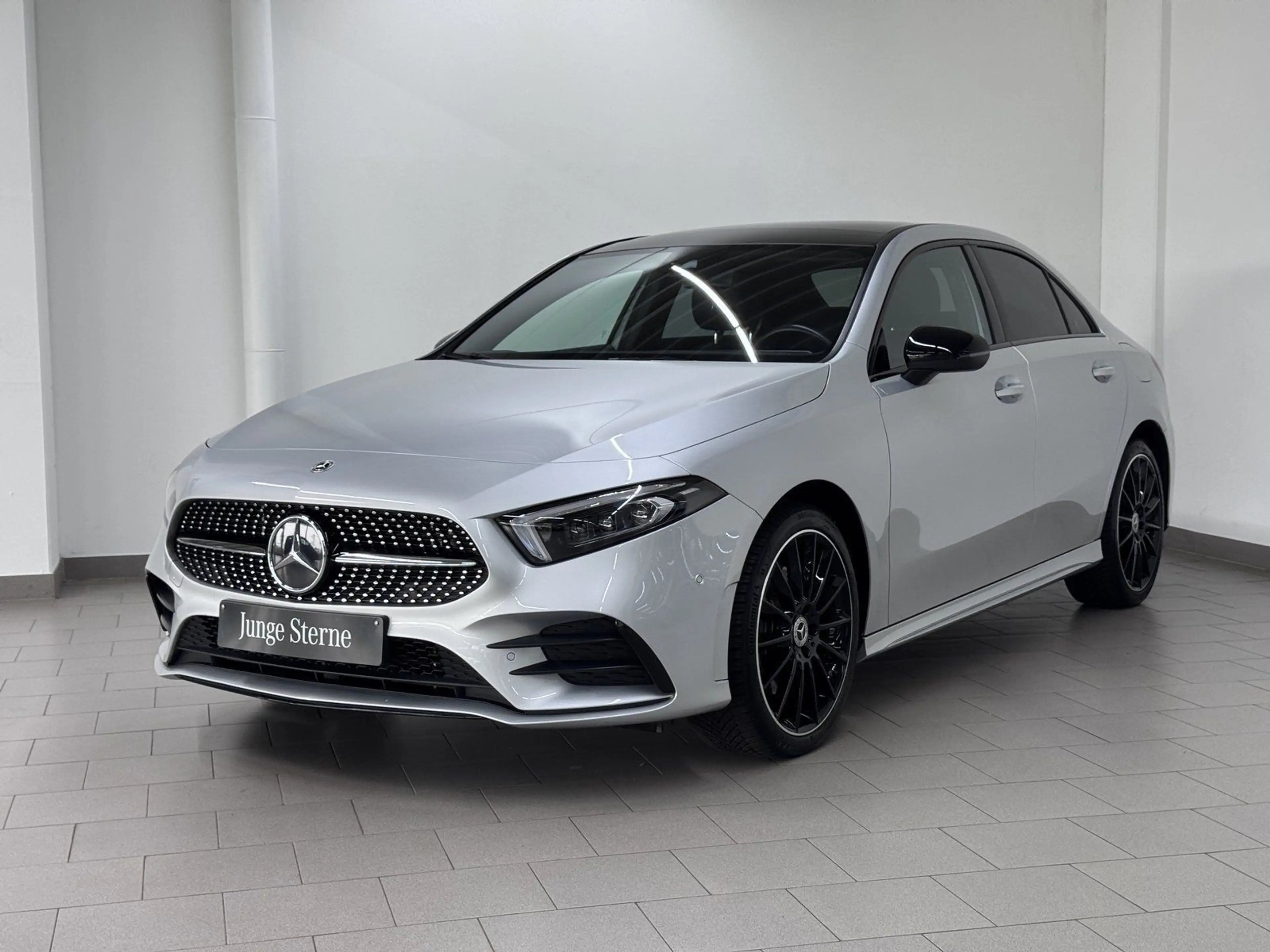 Mercedes-Benz A 250 e LIM AMG+NIGHT+PANO+AHK+KEY+MULTI-LED+KAM — photo 6