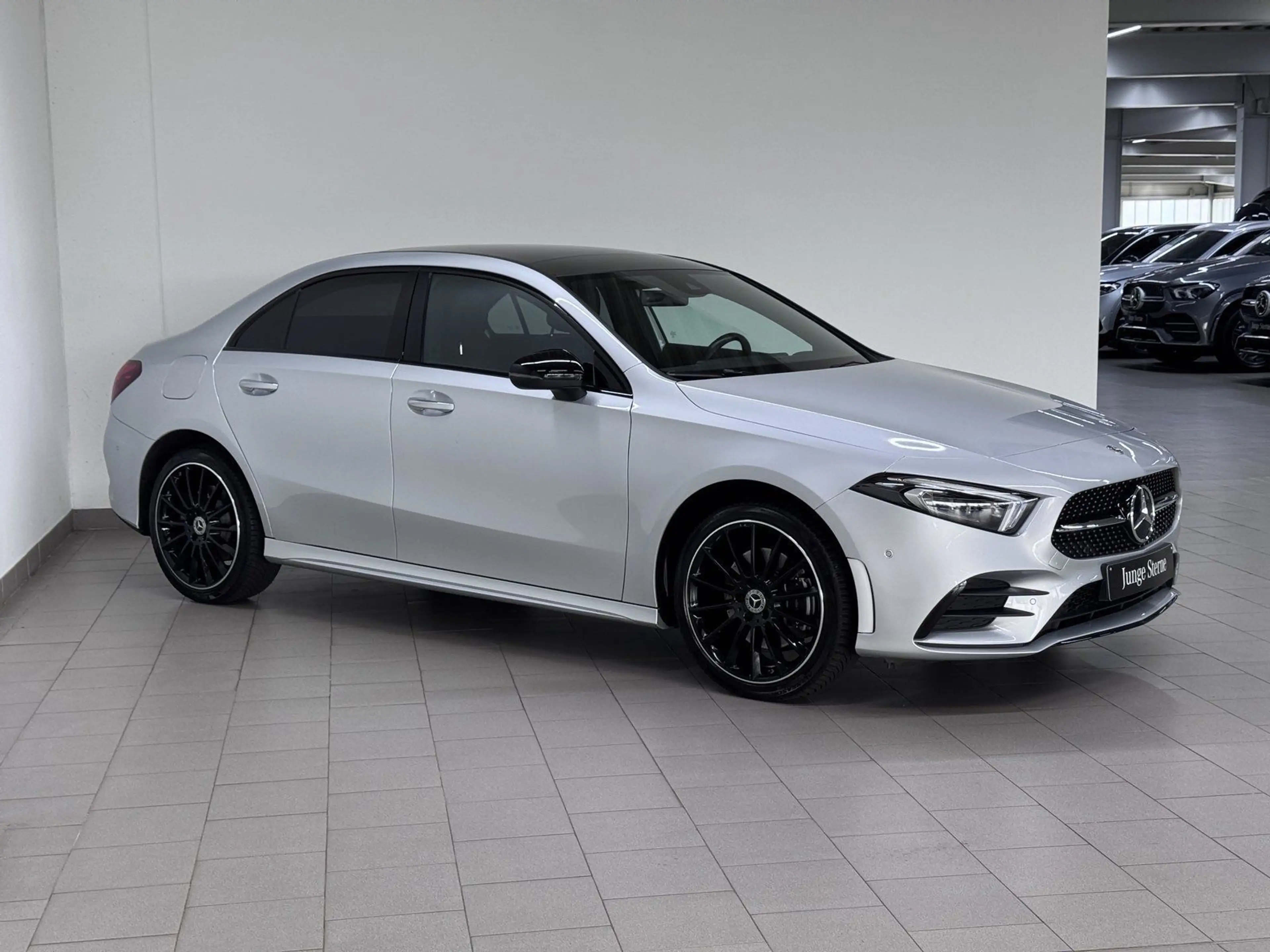Mercedes-Benz A 250 e LIM AMG+NIGHT+PANO+AHK+KEY+MULTI-LED+KAM — photo 5