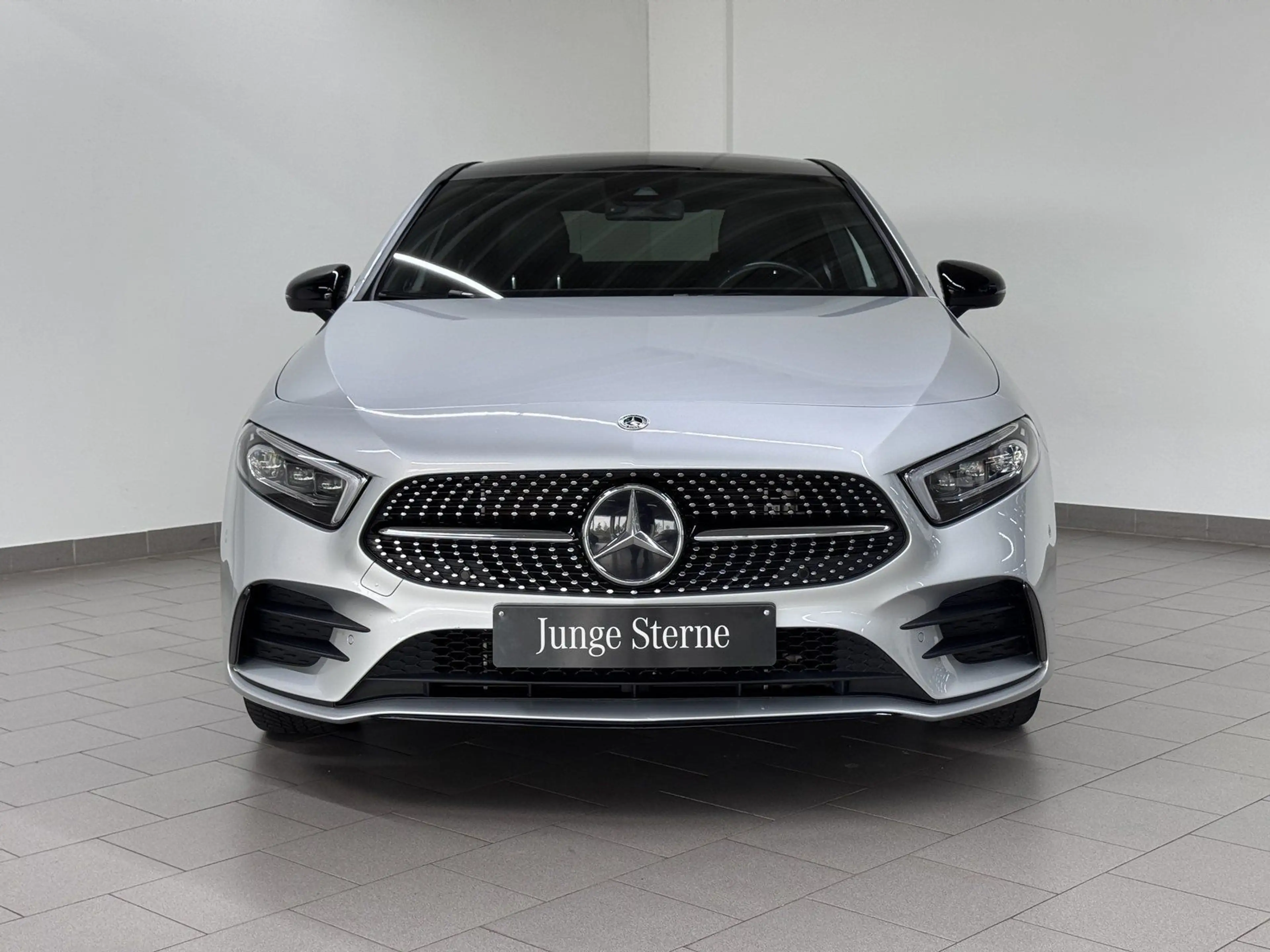Mercedes-Benz A 250 e LIM AMG+NIGHT+PANO+AHK+KEY+MULTI-LED+KAM — photo 4