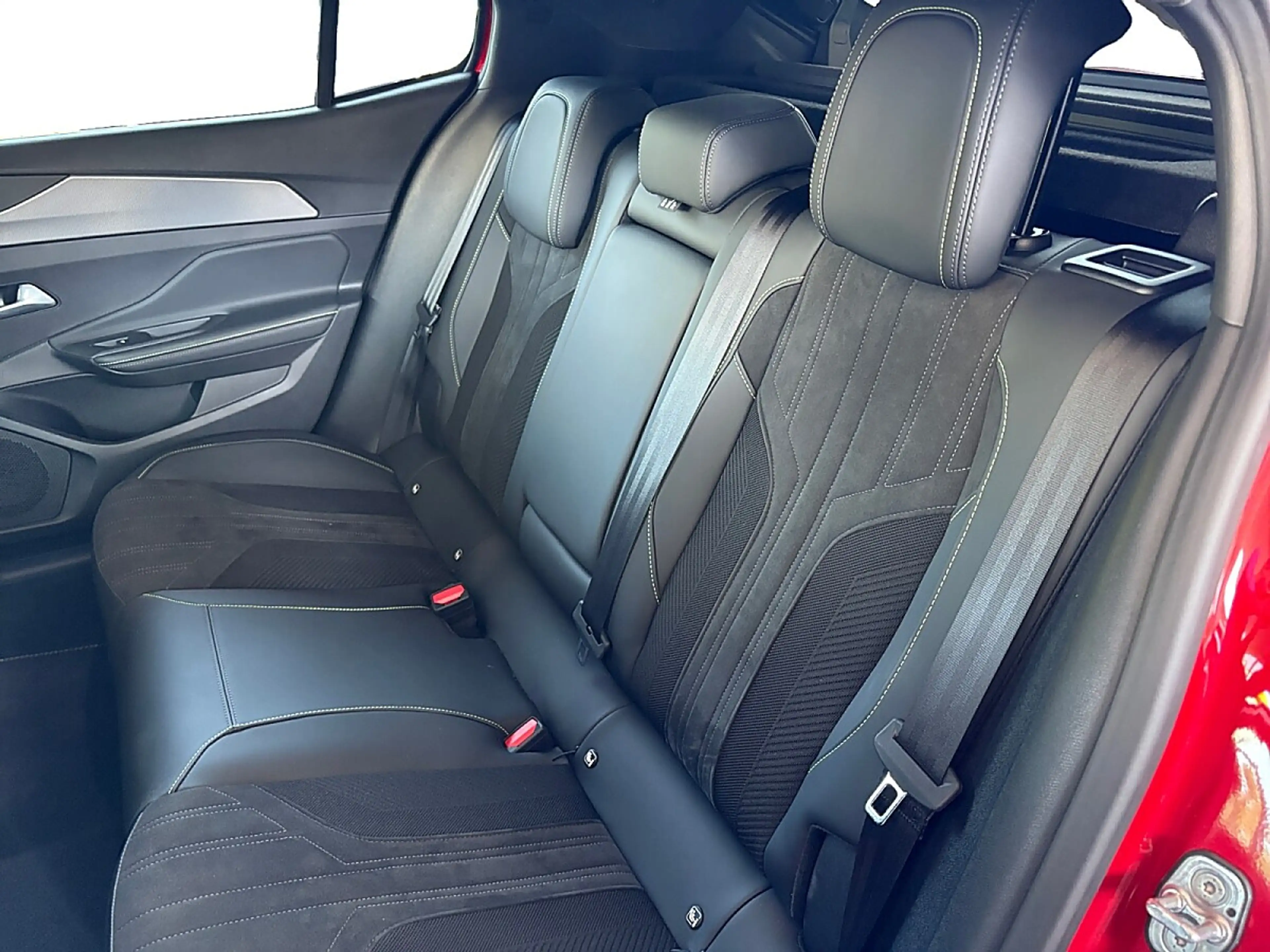 Peugeot 408 PHEV 240 e-DCS7 GT Exclusive — photo 13