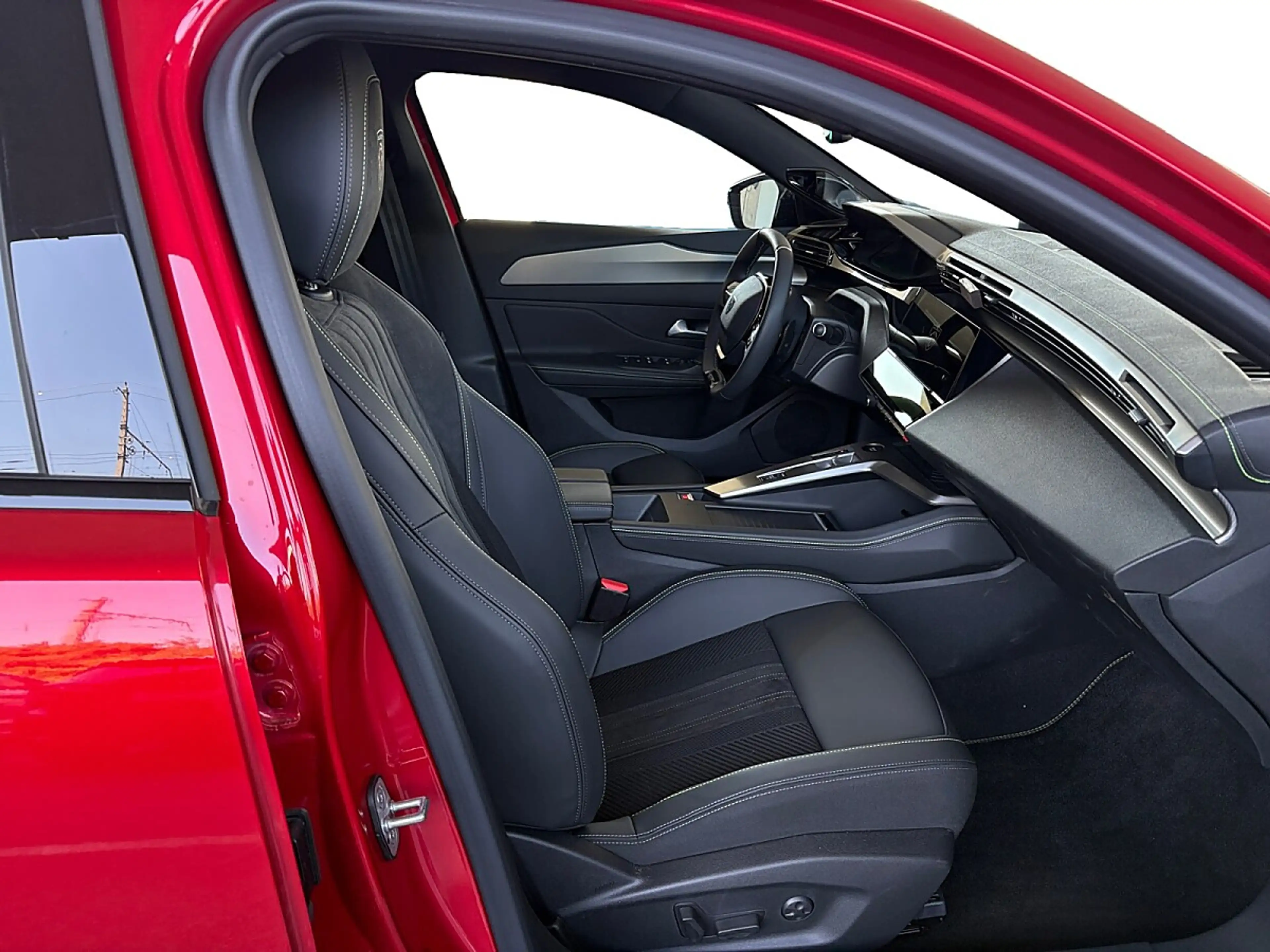 Peugeot 408 PHEV 240 e-DCS7 GT Exclusive — photo 15