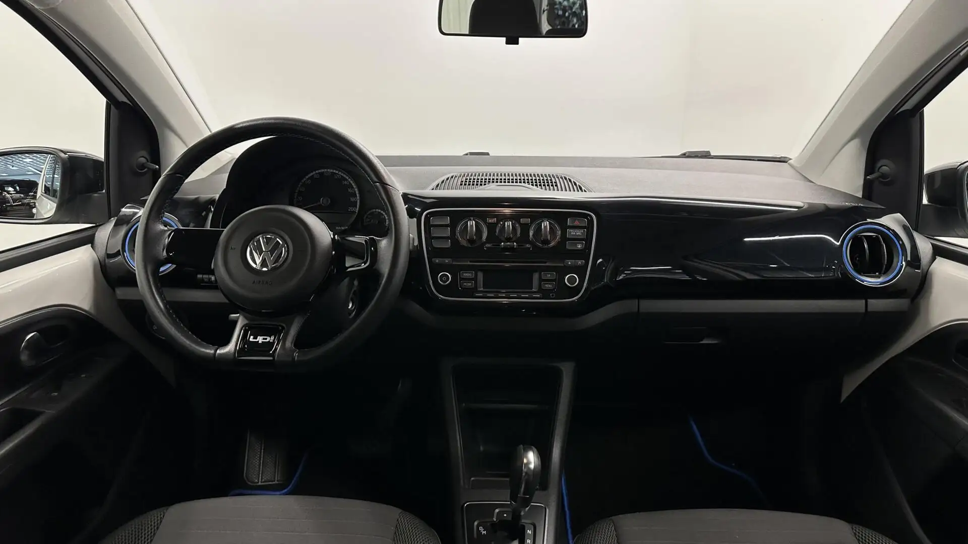 Volkswagen up! 1.0 high up! 83000 KM 5 DEURS AIRCO LM. Wit - 2