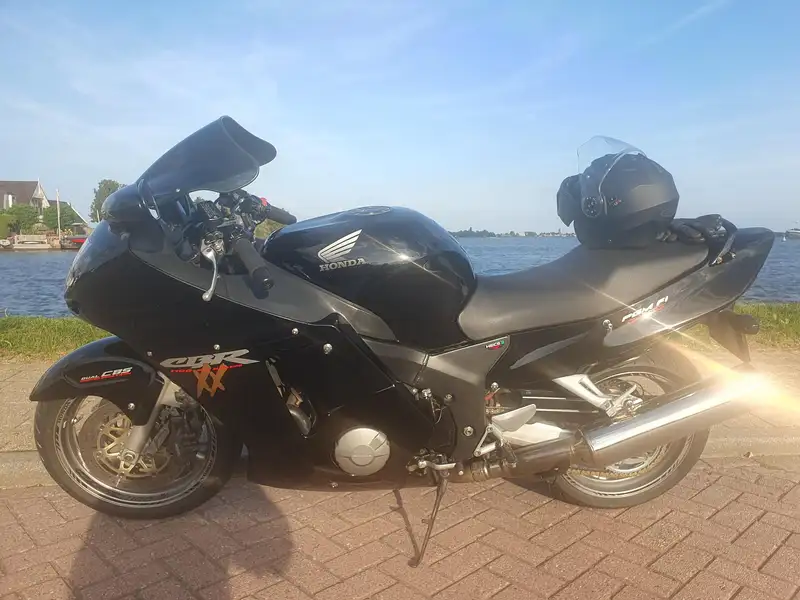 Honda CBR 1100 - foto 3